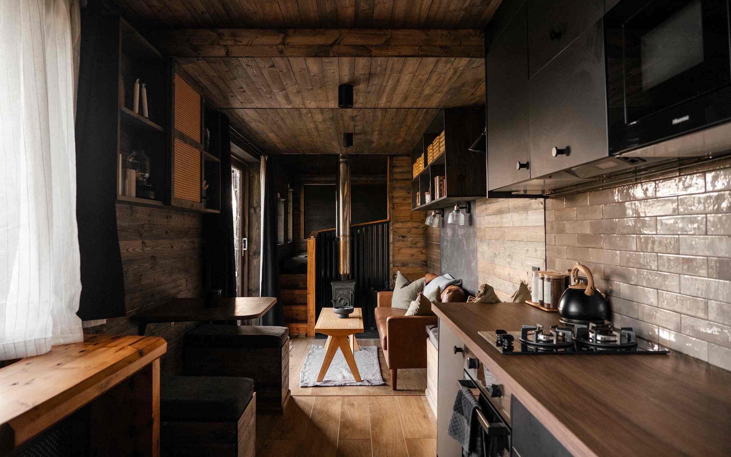 salon et cuisine petite maison en bois nature dans le Devon The Nook salon et cuisine petite maison en bois nature dans le Devon The Nook