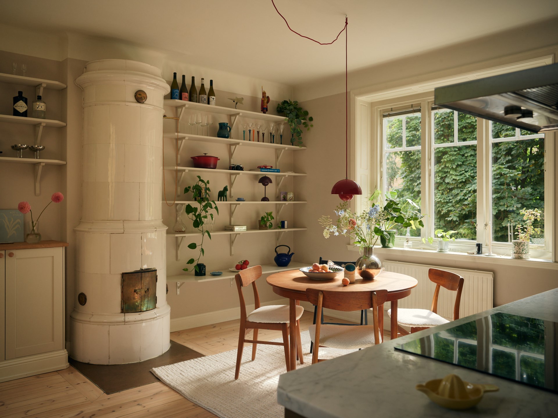 brown shaker kitchen with dining room and historic stove in a 58sqm apartment Scandinavian decor brown shaker kitchen with dining room and historic stove in a 58sqm apartment Scandinavian decor