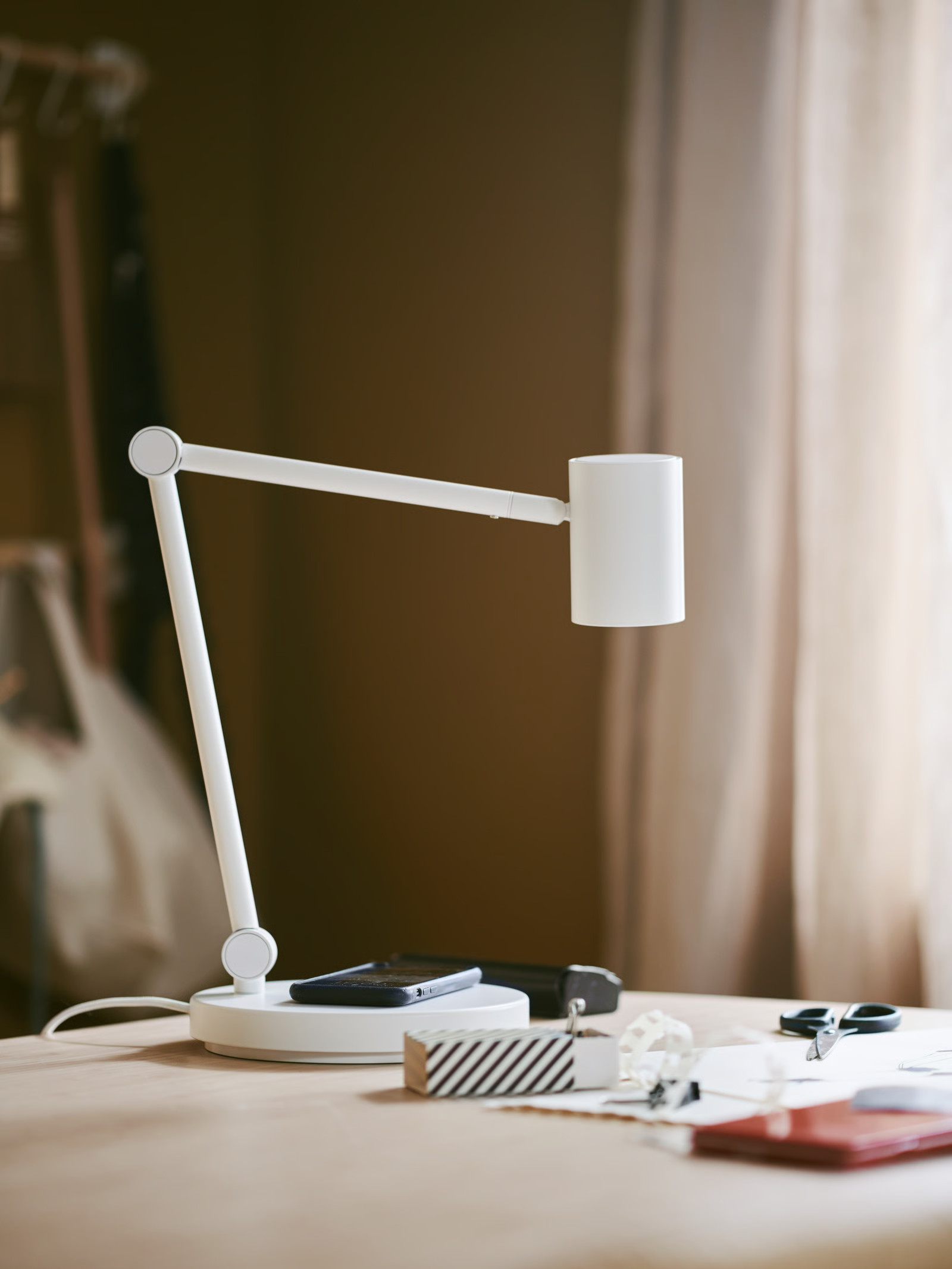 lampe bureau IKEA avec chargeur sans fil lampe bureau IKEA avec chargeur sans fil