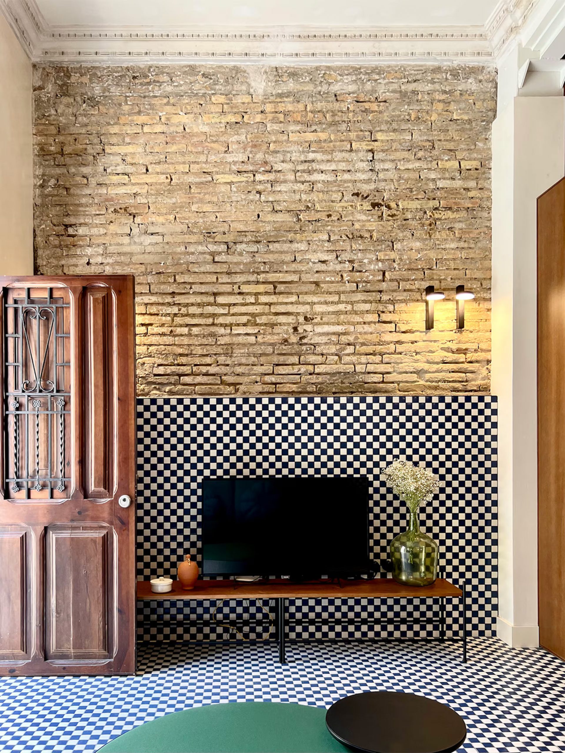 salon avec carrelage à damier et mur de briques ancienne décoration contemporaine maison de pêcheur rénovée à Valencia El Rincón de María Vicenta salon avec carrelage à damier et mur de briques ancienne décoration contemporaine maison de pêcheur rénovée à Valencia El Rincón de María Vicenta