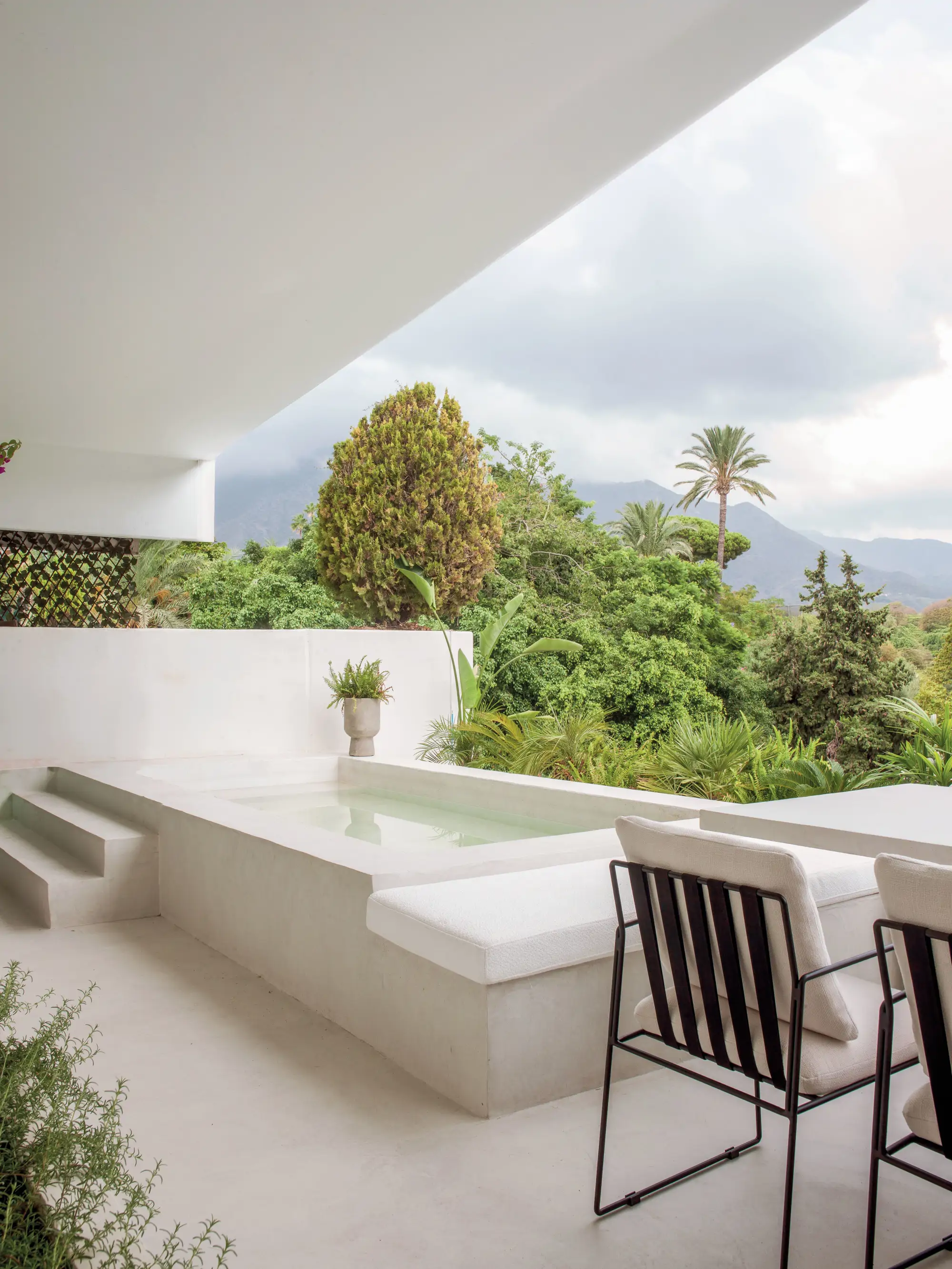 terrasse avec petite piscine maçonnée vue naturelle décoration design