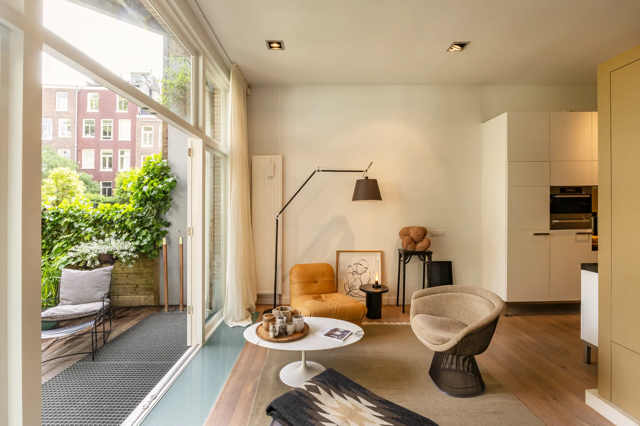 cuisine et salon sur jardin de ville duplex Amsterdam décoration contemporaine cuisine et salon sur jardin de ville duplex Amsterdam décoration contemporaine