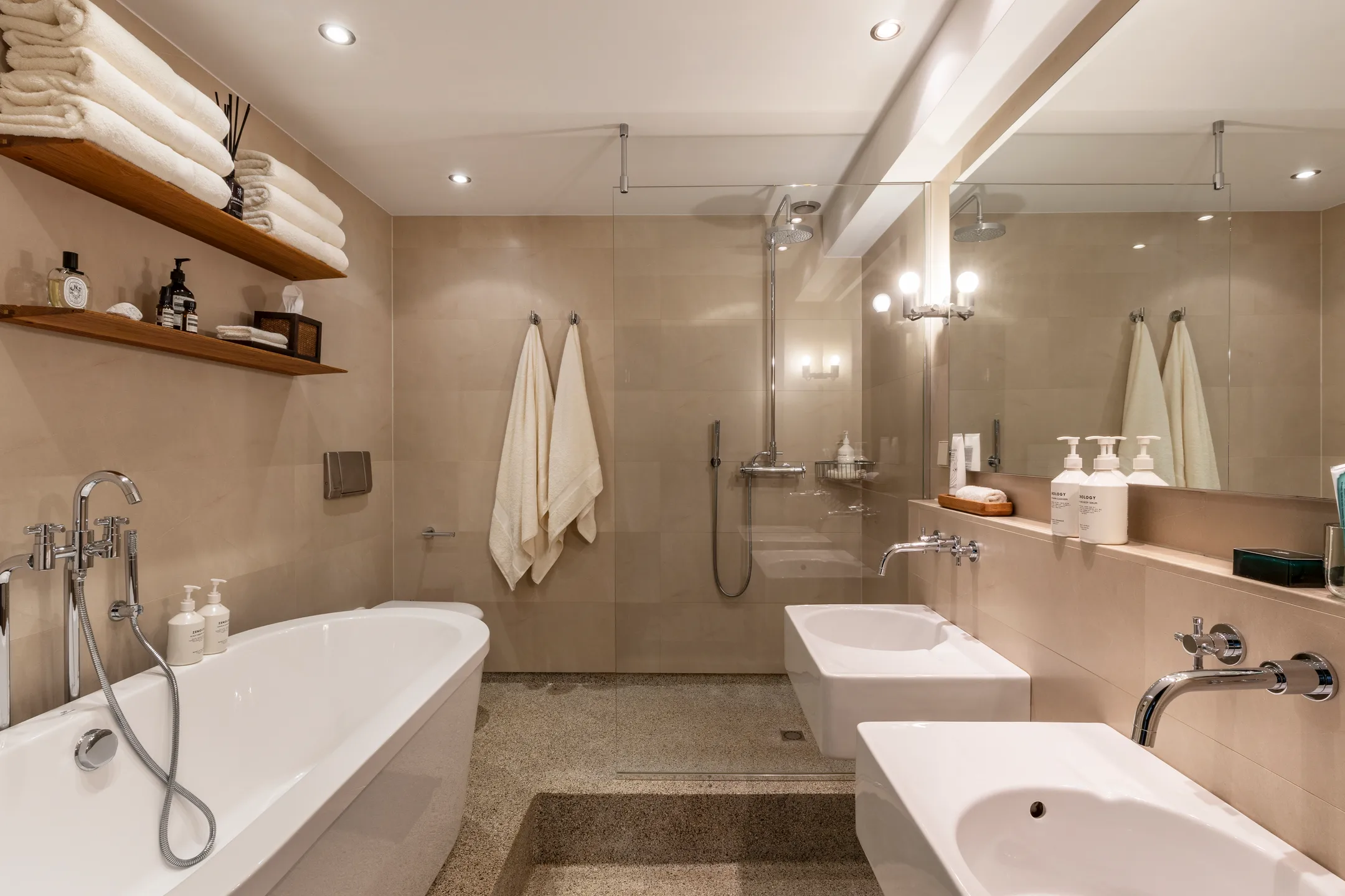 salle de bain sol terrazzo ancien baignoire îlot design duplex Amsterdam décoration contemporaine salle de bain sol terrazzo ancien baignoire îlot design duplex Amsterdam décoration contemporaine