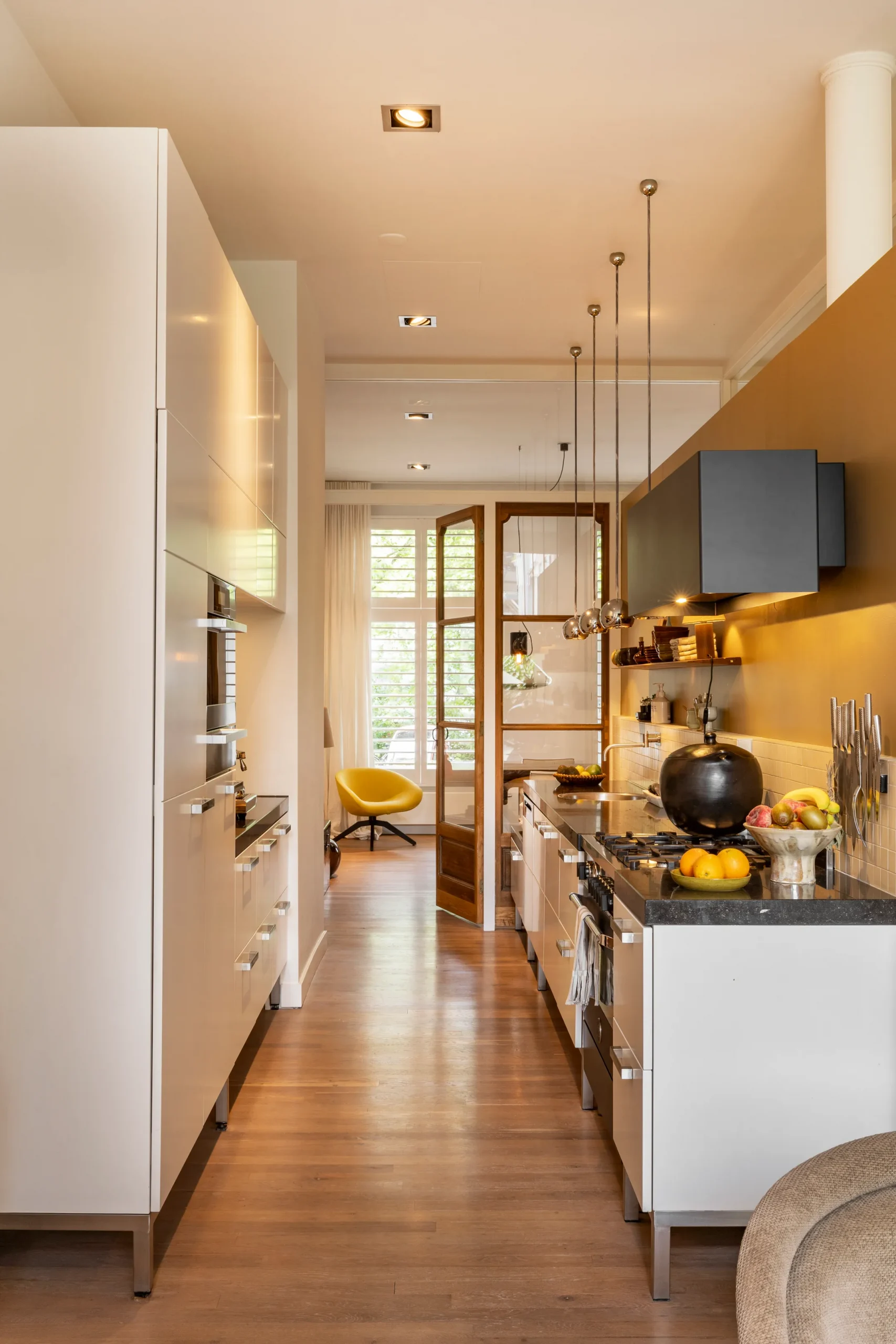 cuisine blanche et noire sol parquet duplex Amsterdam décoration contemporaine cuisine blanche et noire sol parquet duplex Amsterdam décoration contemporaine