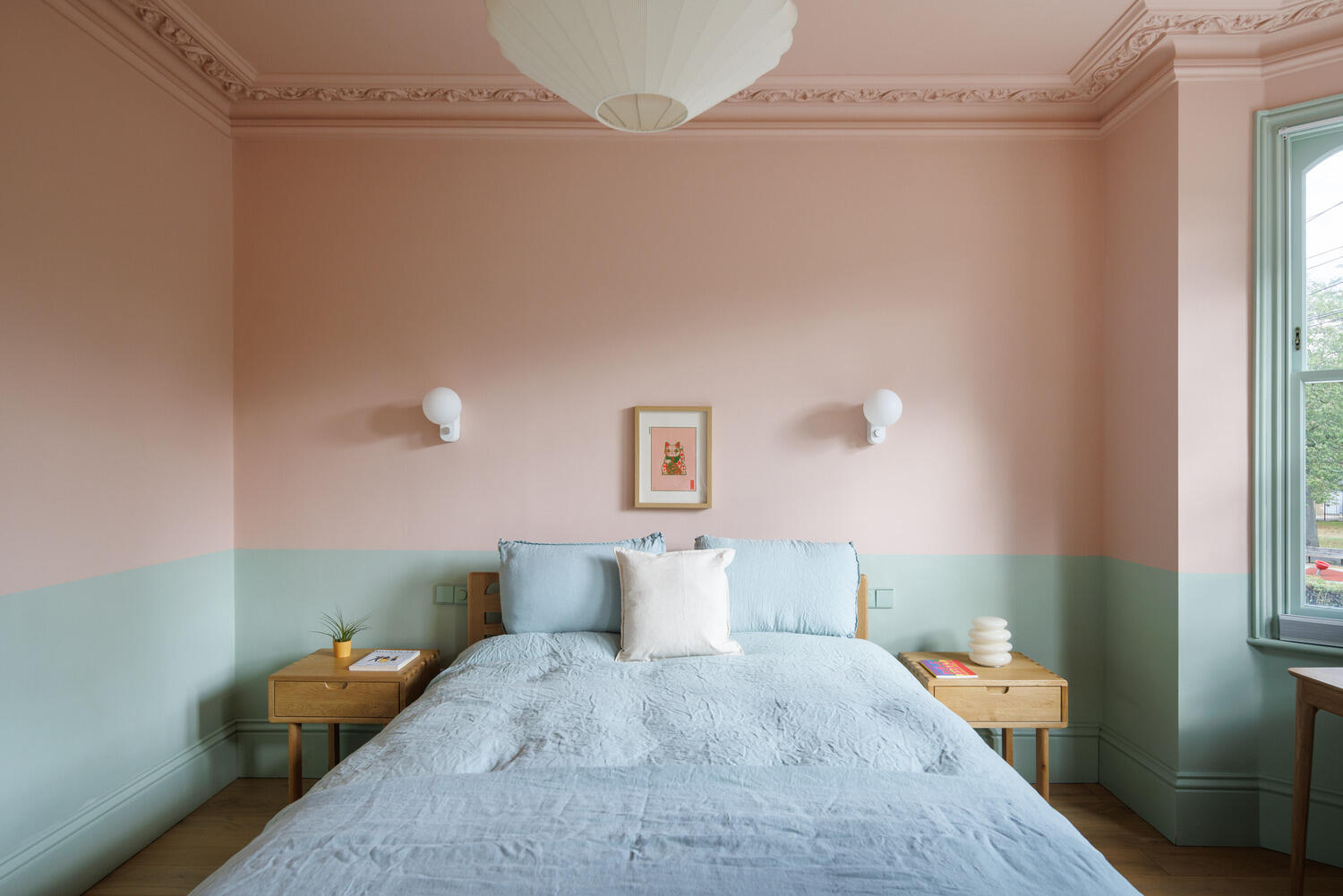 chambre rose et verte avec bow window dans appartement dans maison victorienne à Londres décoration colorée style color blocking chambre rose et verte avec bow window dans appartement dans maison victorienne à Londres décoration colorée style color blocking