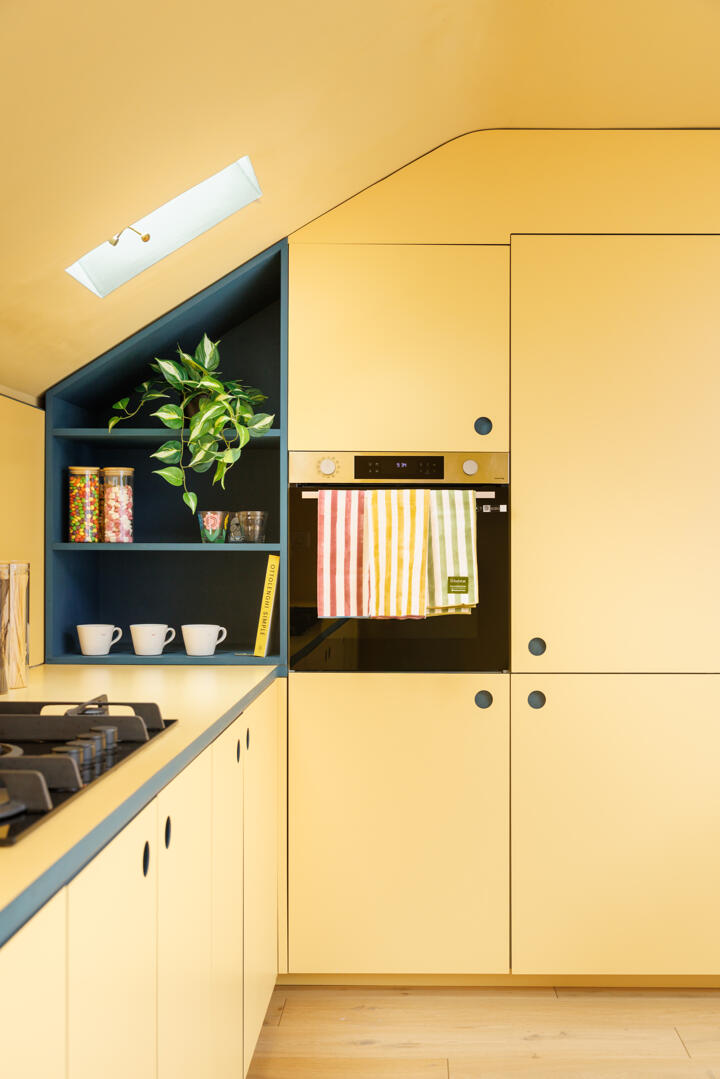 cuisine jaune dans appartement dans maison victorienne à Londres décoration colorée style color blocking cuisine jaune dans appartement dans maison victorienne à Londres décoration colorée style color blocking