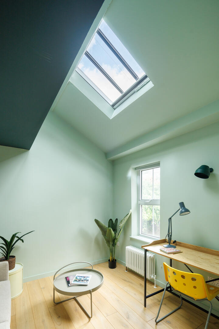 bureau vert menthe avec verrière zénithale dans appartement dans maison victorienne à Londres décoration colorée style color blocking bureau vert menthe avec verrière zénithale dans appartement dans maison victorienne à Londres décoration colorée style color blocking