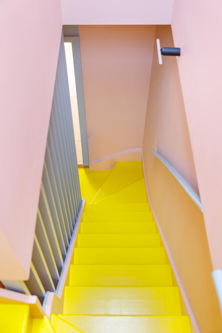 escalier rose et jaune dans appartement dans maison victorienne à Londres décoration colorée style color blocking escalier rose et jaune dans appartement dans maison victorienne à Londres décoration colorée style color blocking