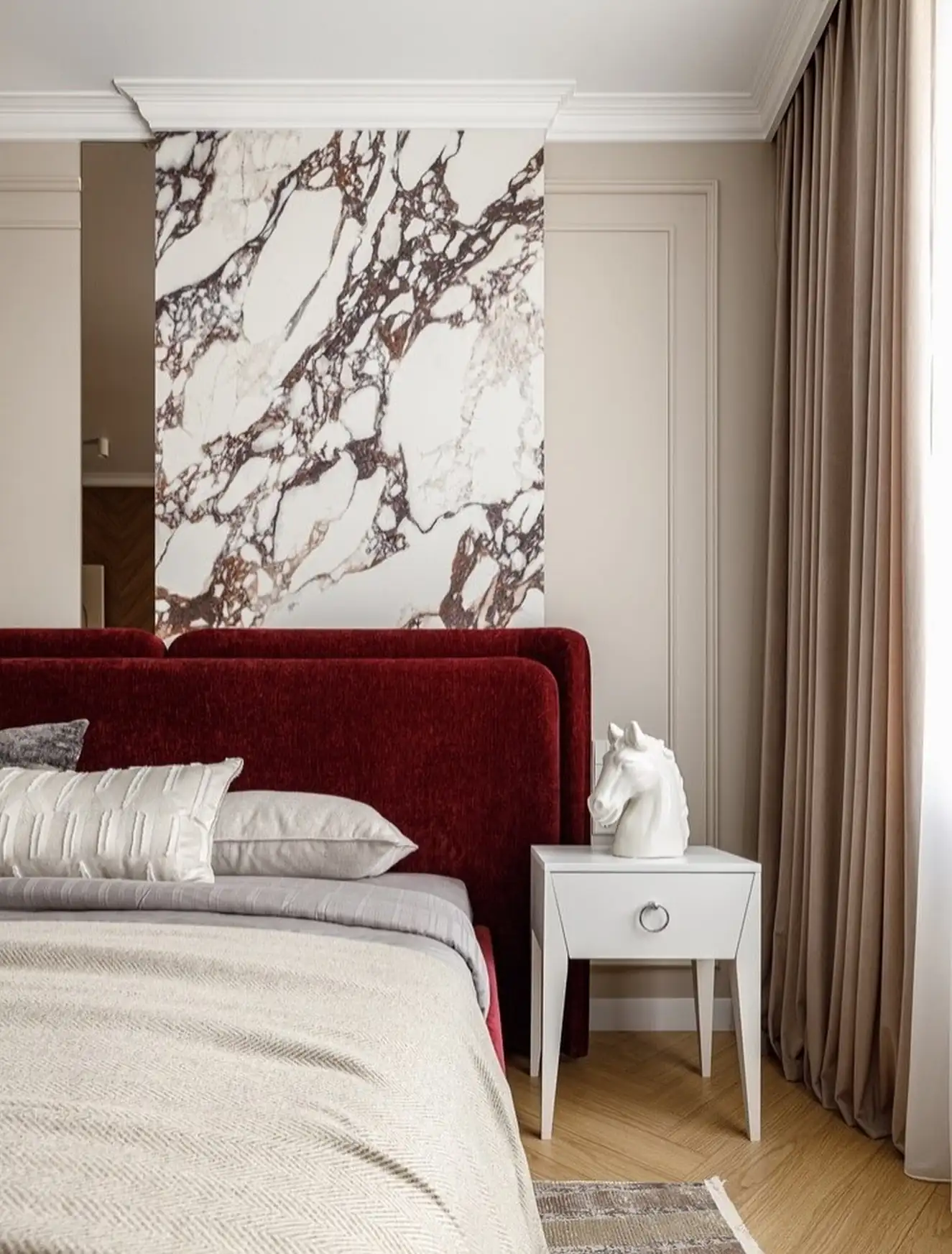 chambre tons bordeaux avec papier-peint marbre petit appartement de 40m2 chambre tons bordeaux avec papier-peint marbre petit appartement de 40m2