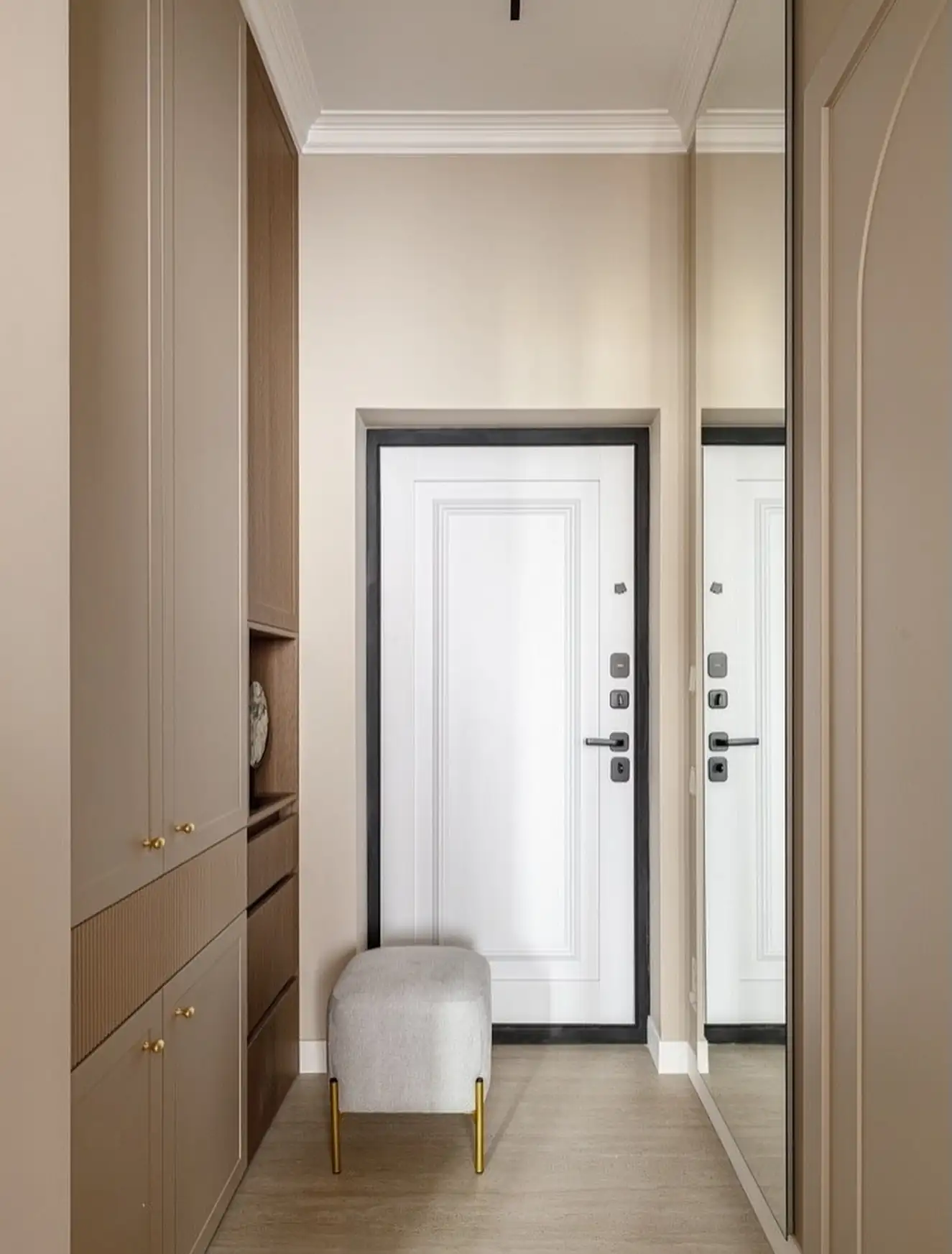 entrée beige avec pouf et miroir petit appartement de 40m2 entrée beige avec pouf et miroir petit appartement de 40m2
