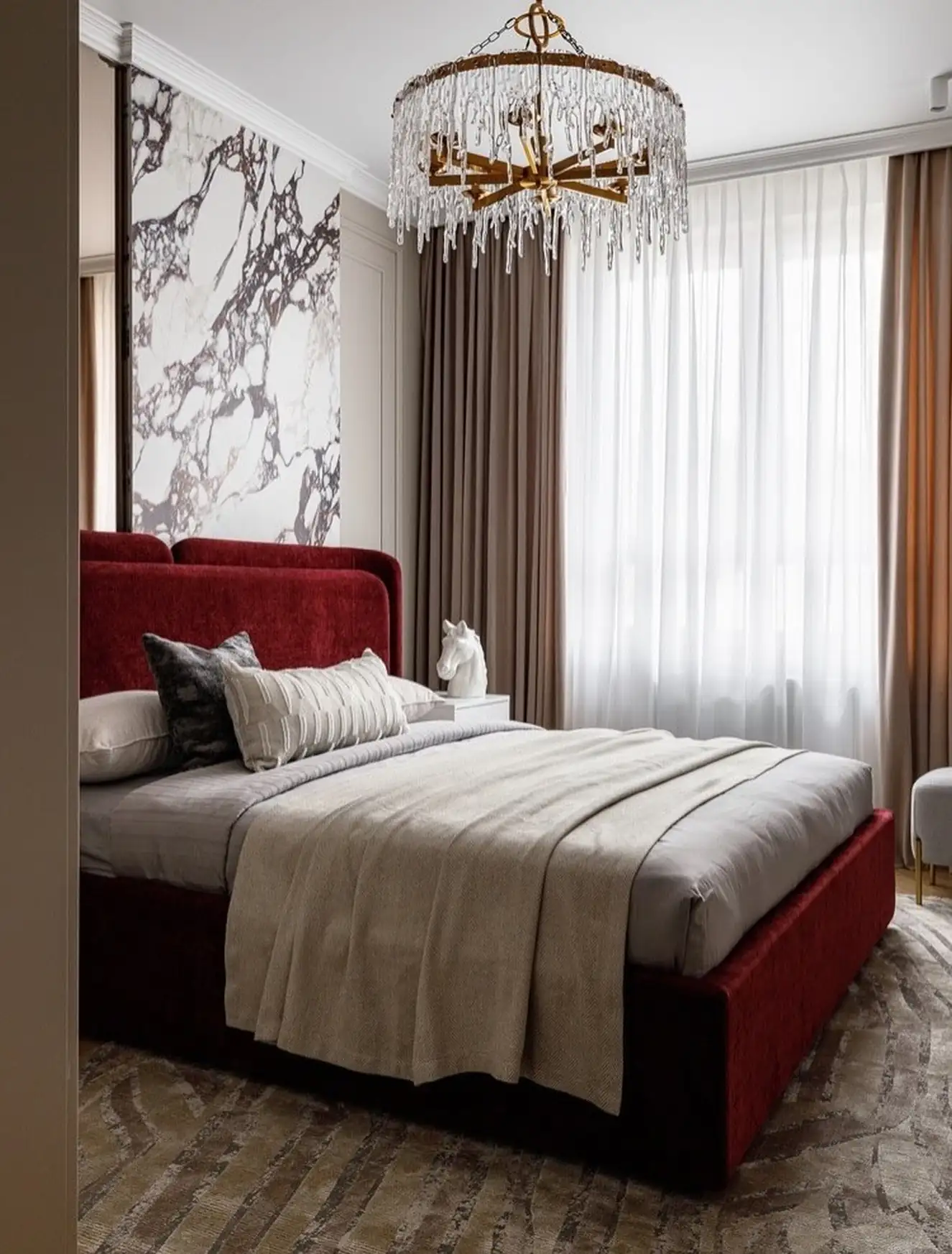 chambre tons bordeaux avec papier-peint marbre petit appartement de 40m2 chambre tons bordeaux avec papier-peint marbre petit appartement de 40m2