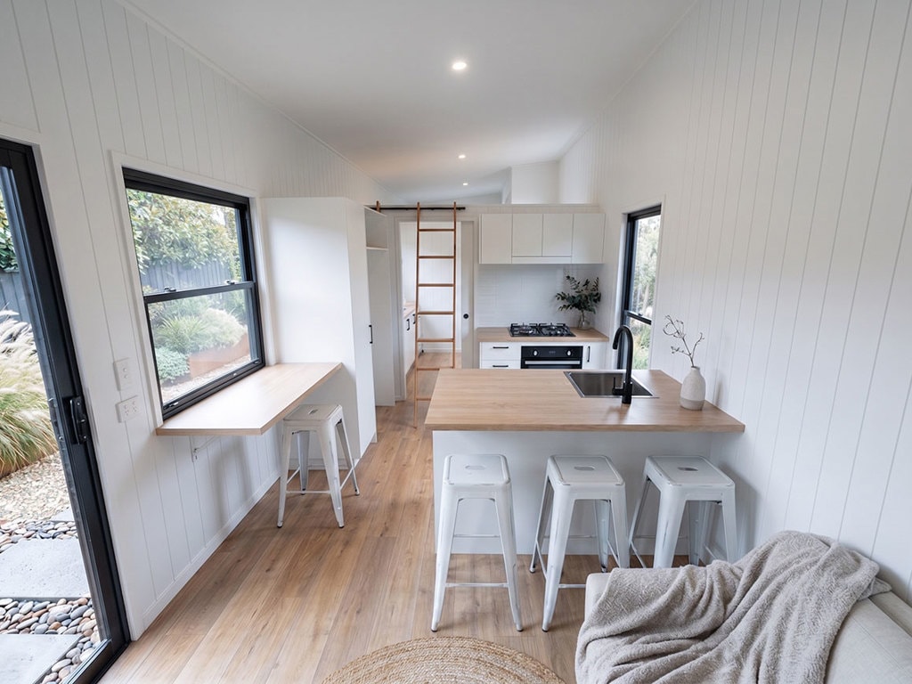 salon et cuisine tiny house sans mezzanine 30m2 Coolum par Aussie Tiny Houses salon et cuisine tiny house sans mezzanine 30m2 Coolum par Aussie Tiny Houses