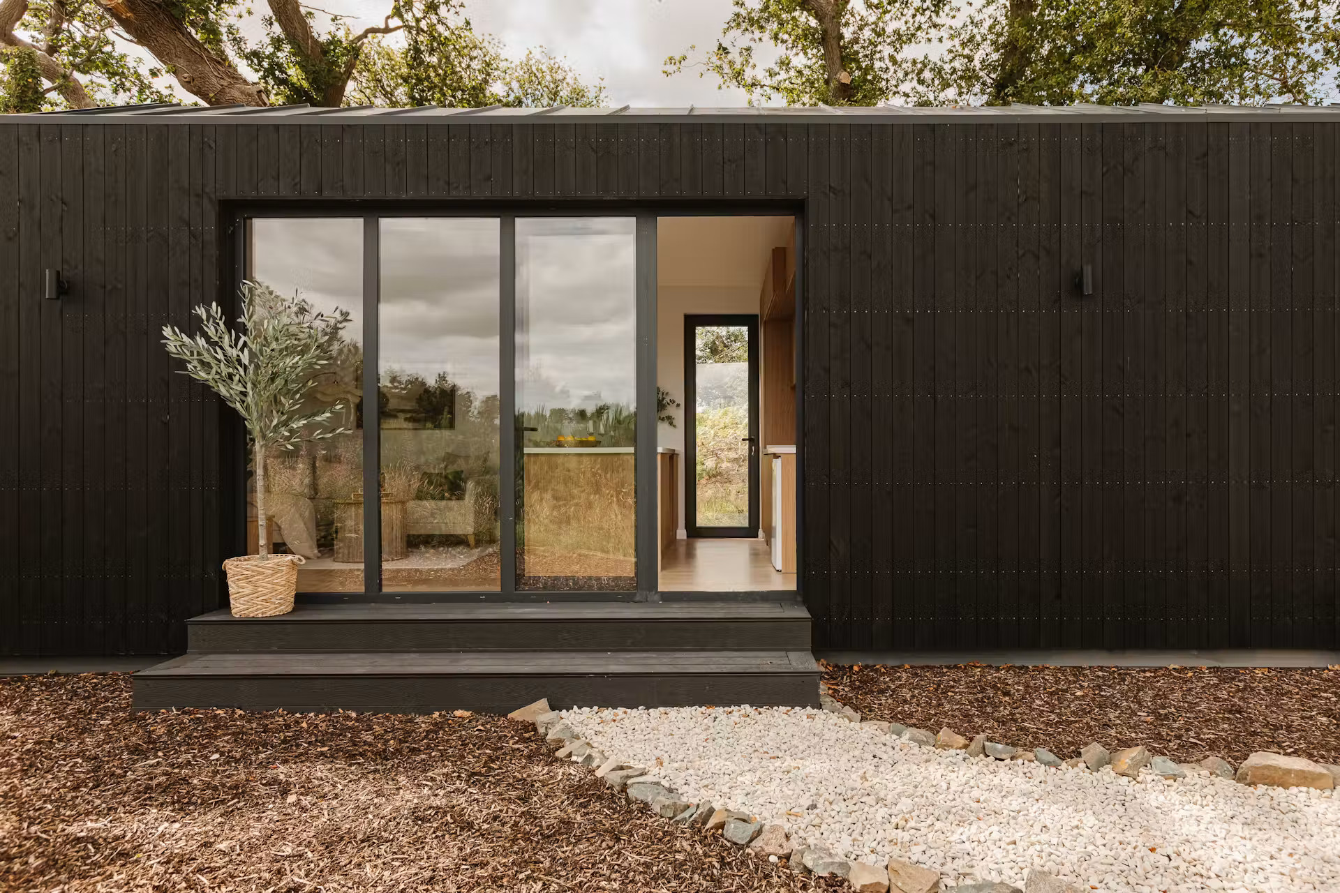 mini maison de 45m2 préfabriquée et modulaire en bois noir Bothán par Yardbox mini maison de 45m2 préfabriquée et modulaire en bois noir Bothán par Yardbox