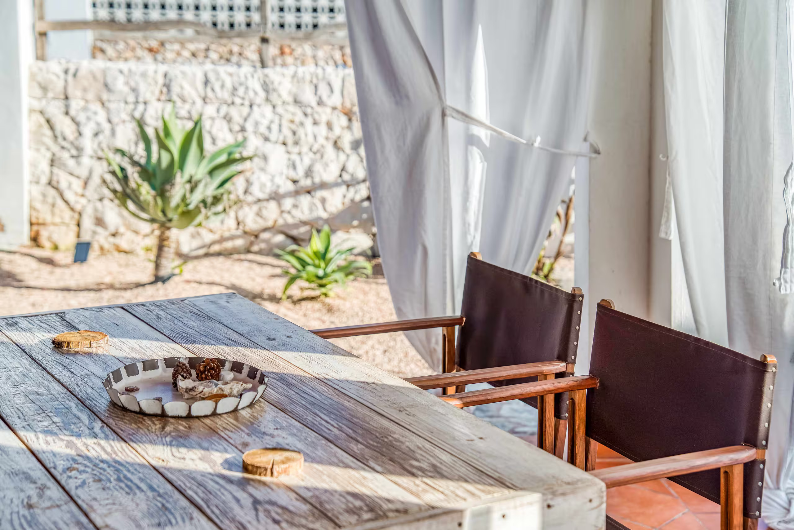 terrasse abritée avec salle à manger extérieure décoration rustique chic maison blanche à Minorque terrasse abritée avec salle à manger extérieure décoration rustique chic maison blanche à Minorque