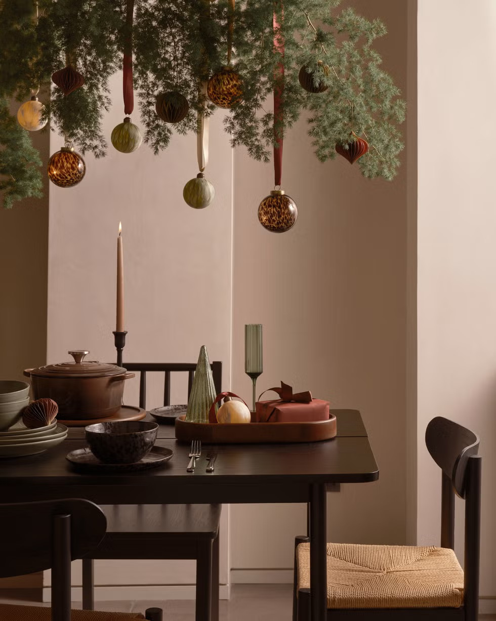 salle à manger pour les fêtes avec branches de sapin et boules salle à manger pour les fêtes avec branches de sapin et boules