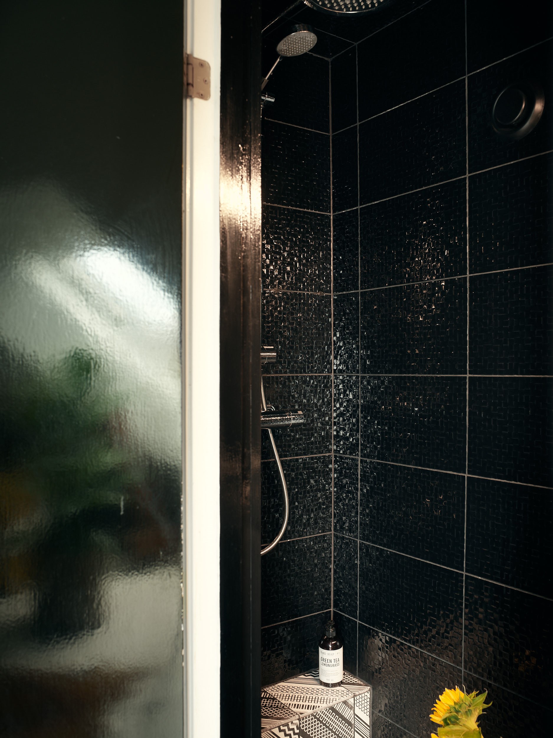 salle d'eau noire