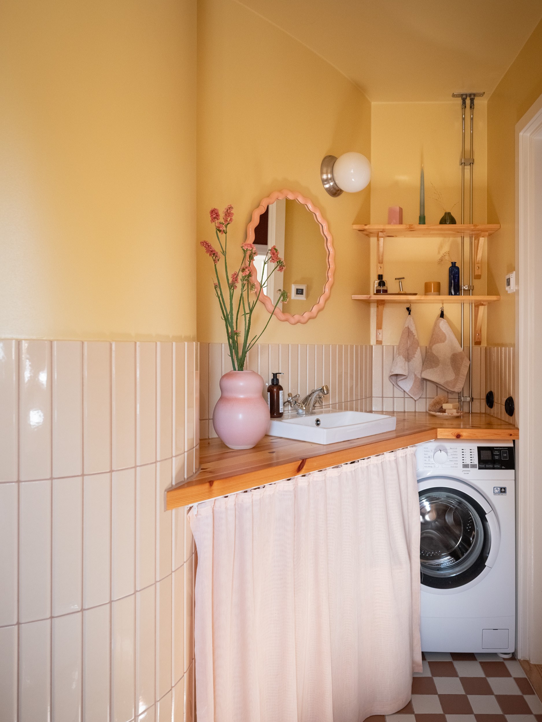 salle de bain murs jaune carrelage rose pâle studio de 39m2 décoration scandinave colorée et vintage salle de bain murs jaune carrelage rose pâle studio de 39m2 décoration scandinave colorée et vintage