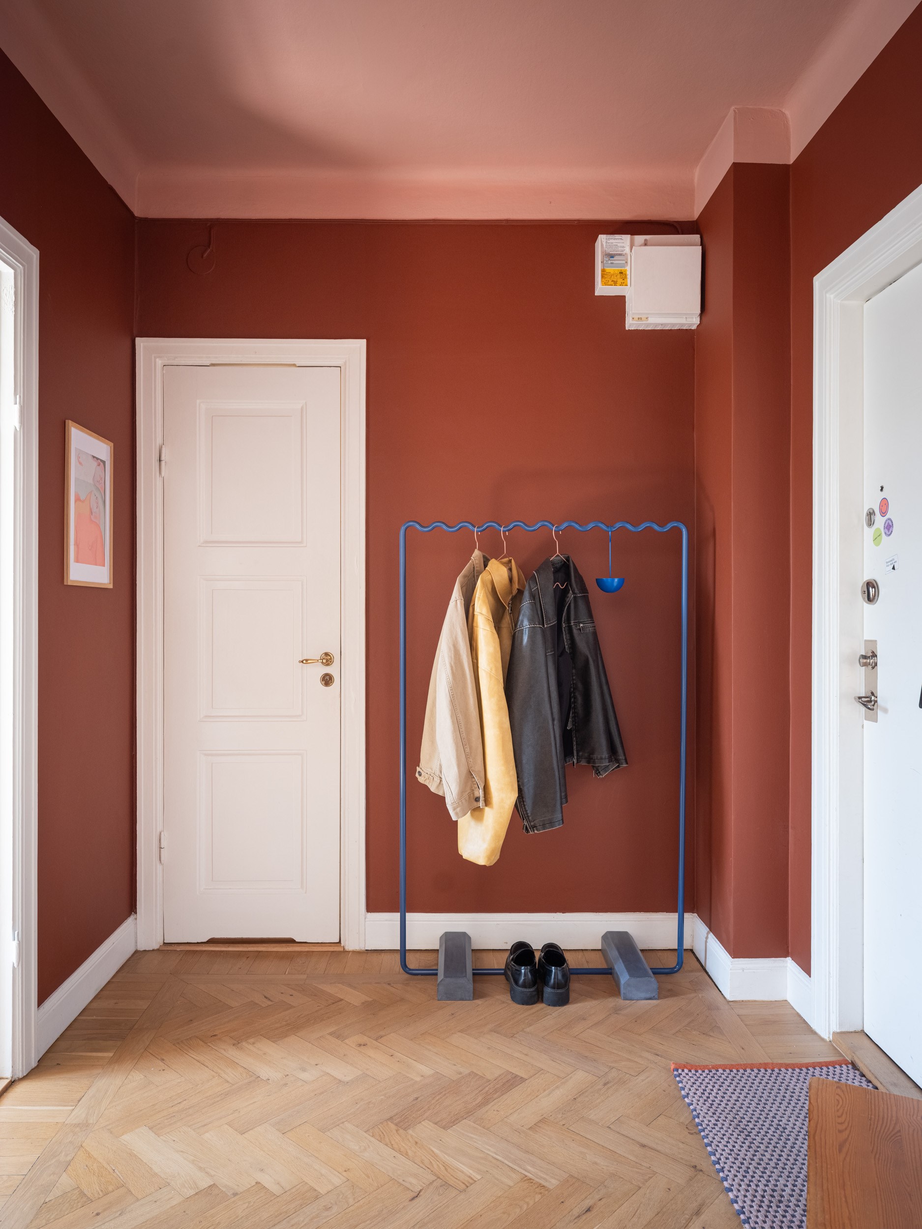 entrée murs terracotta plafond rose studio de 39m2 décoration scandinave colorée et vintage entrée murs terracotta plafond rose studio de 39m2 décoration scandinave colorée et vintage