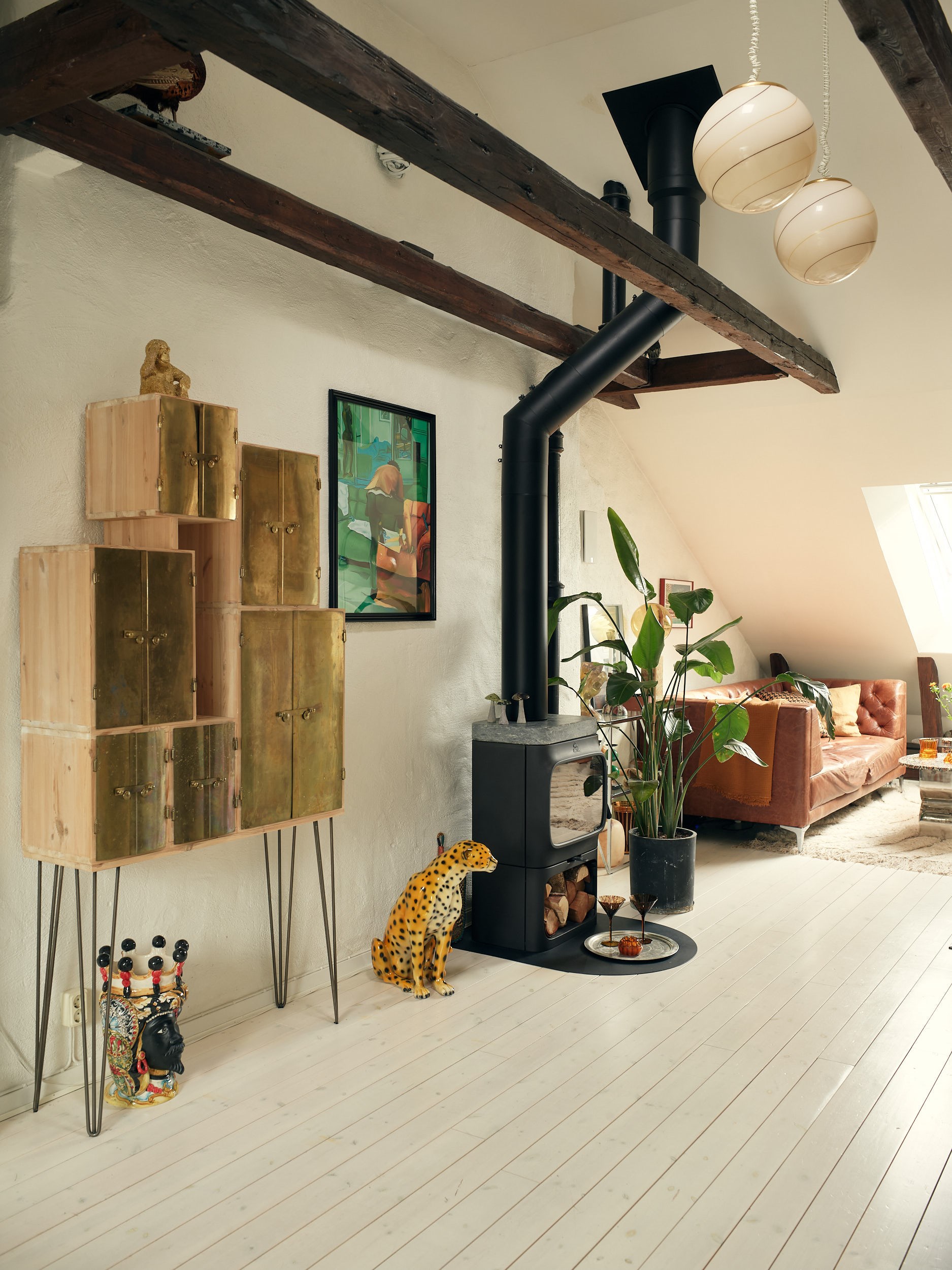 salon double hauteur avec poutres triplex de 81m2 décoration vintage et scandinave