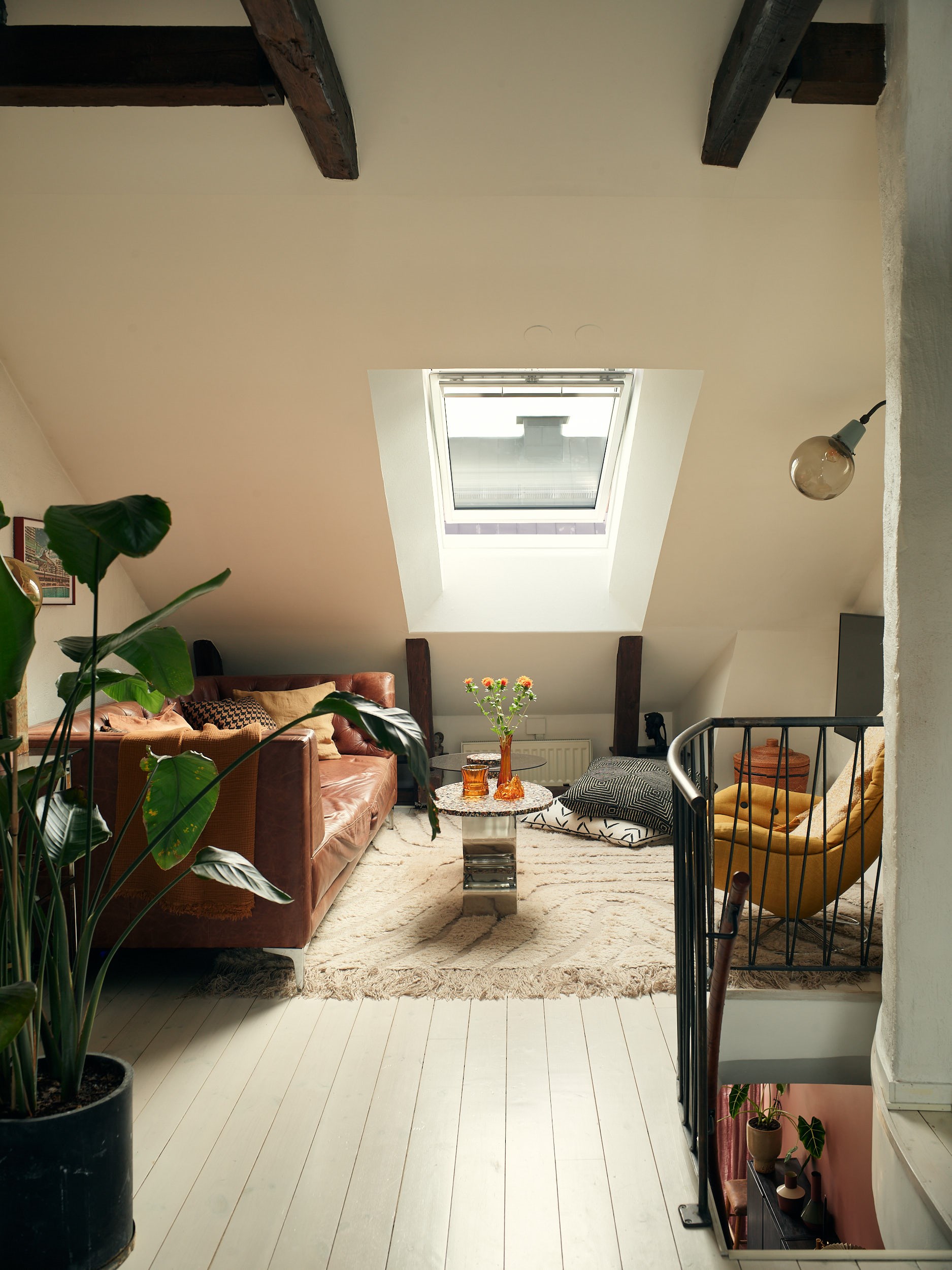 salon double hauteur avec poutres triplex de 81m2 décoration vintage et scandinave
