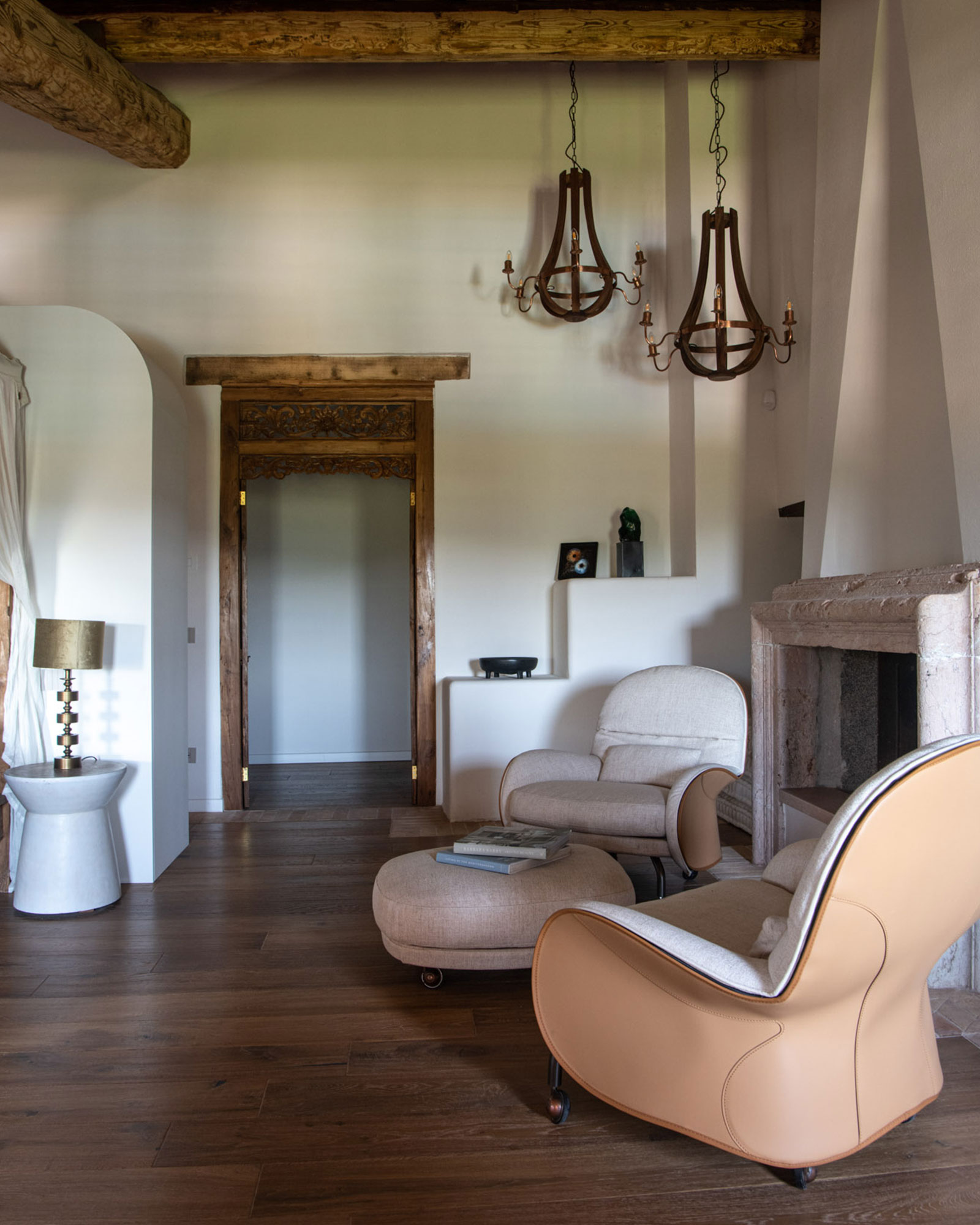 salon avec cheminée décoration rustique chic avec poutres maison en pierre en Ombrie