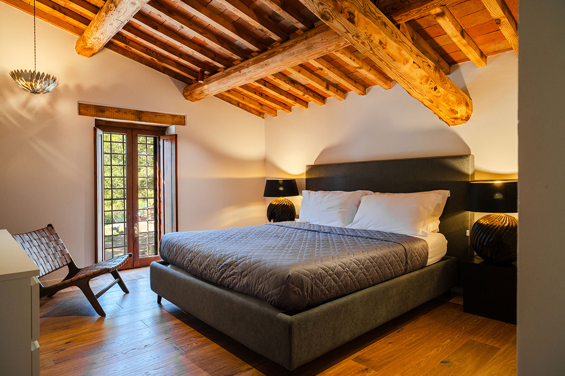chambre décoration rustique chic avec poutres maison en pierre en Ombrie