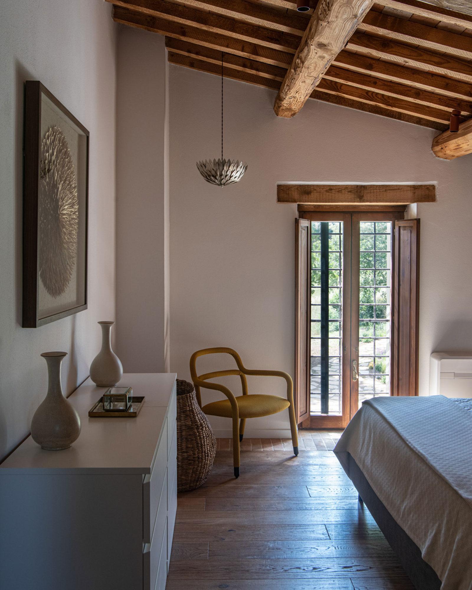 chambre décoration rustique chic avec poutres maison en pierre en Ombrie