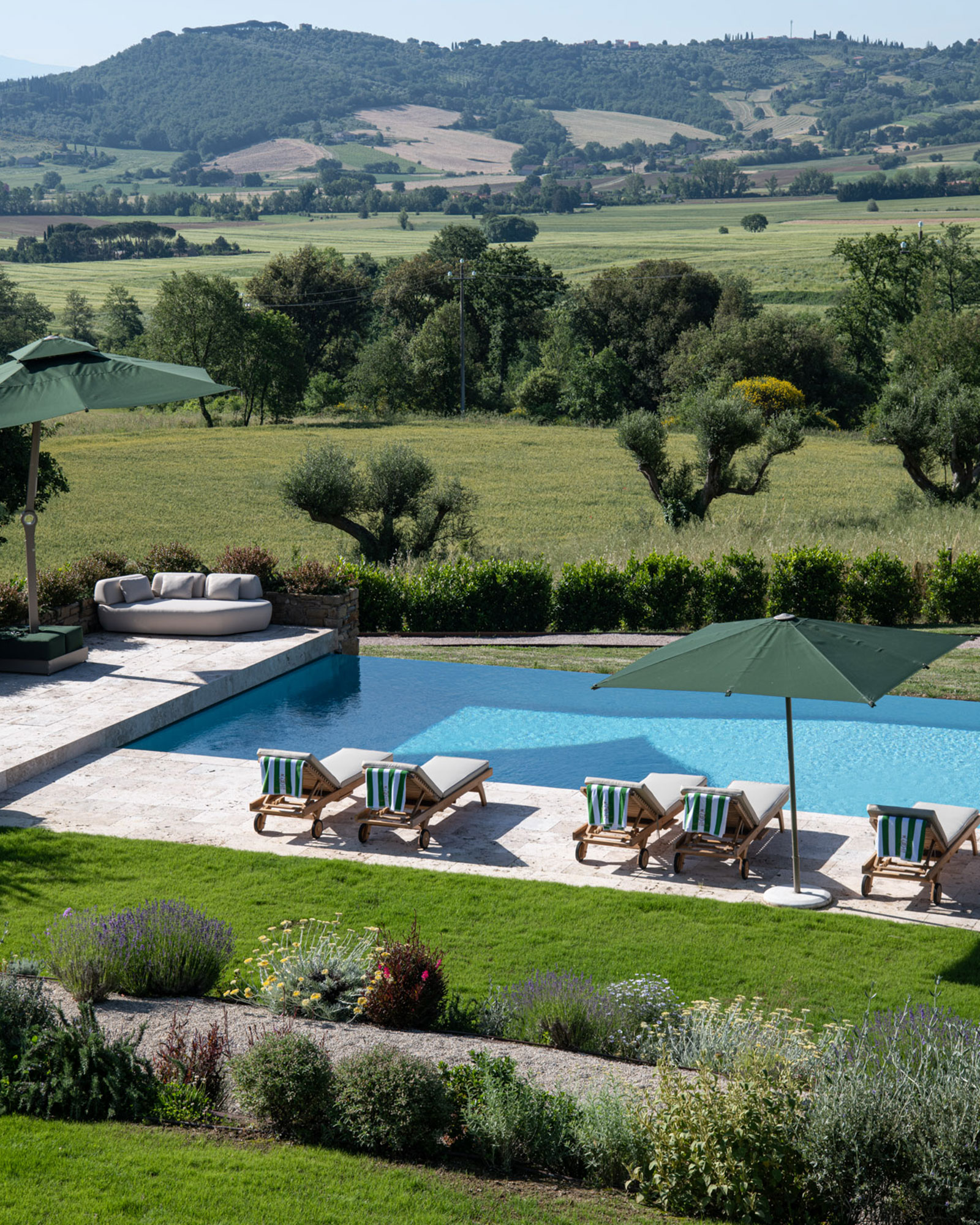 jardin avec piscine et vue collines en Toscane