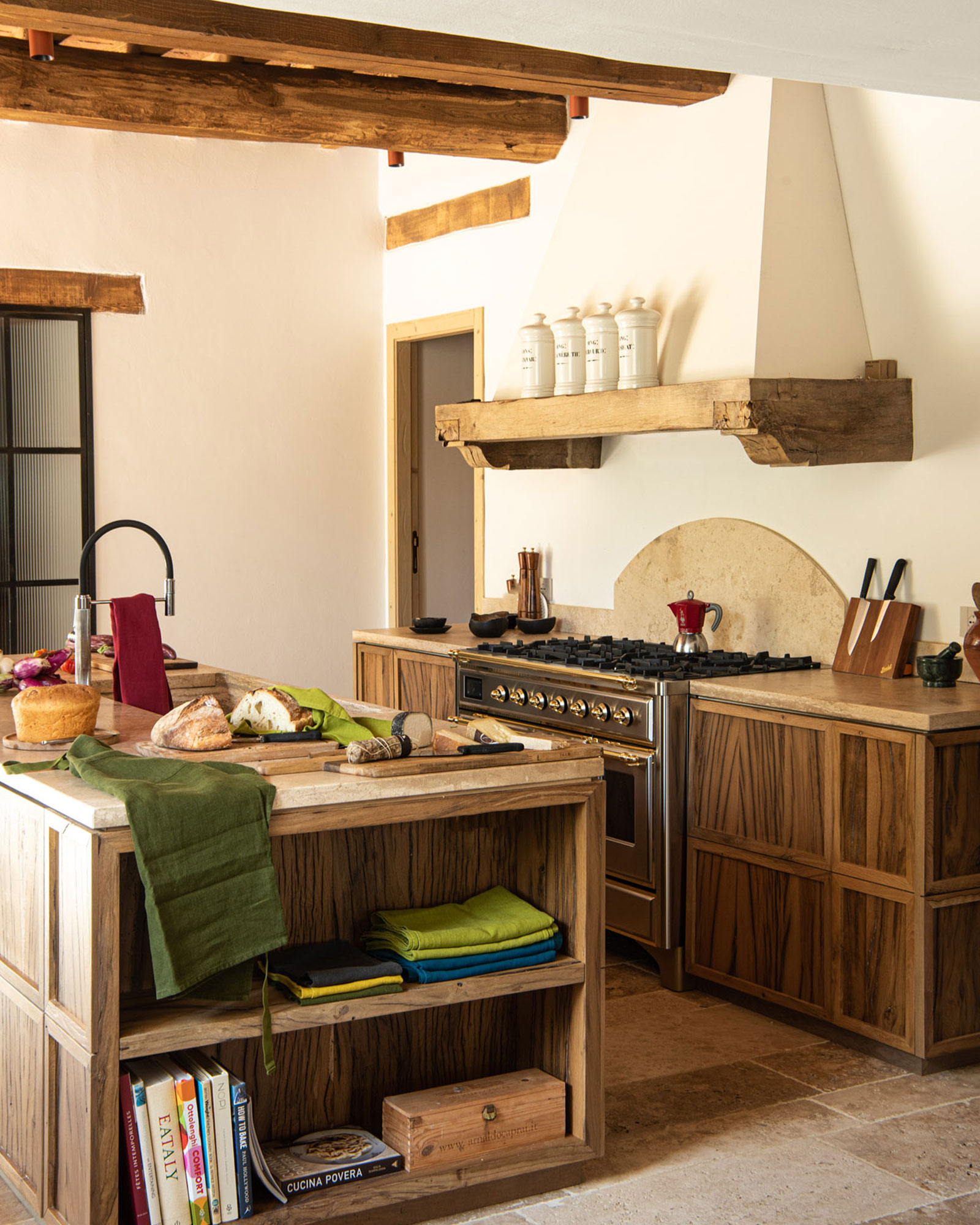 cuisine décoration rustique chic avec poutres maison en pierre en Ombrie