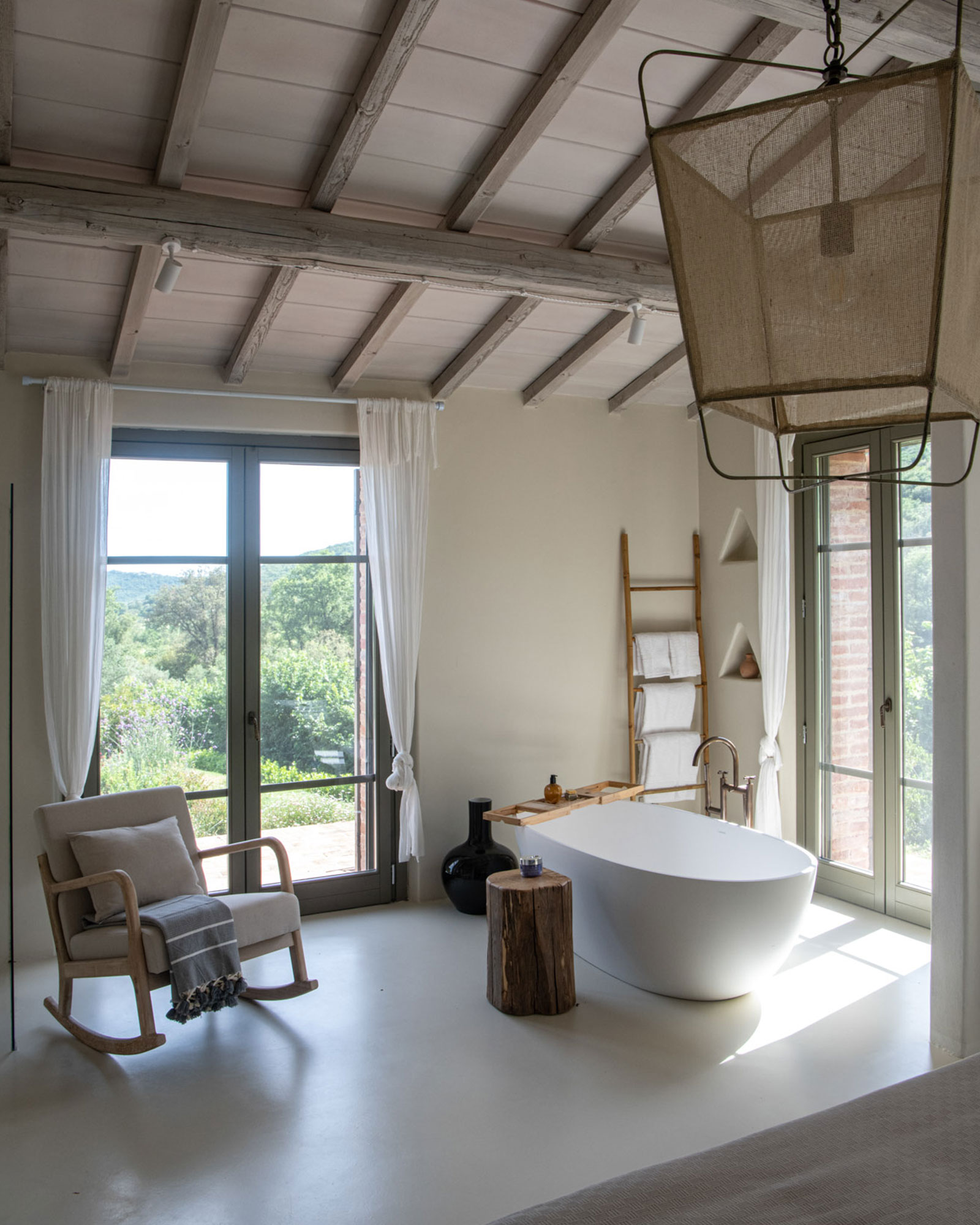 salle de bain contemporaine avec baignoire îlot design dans maison ancienne