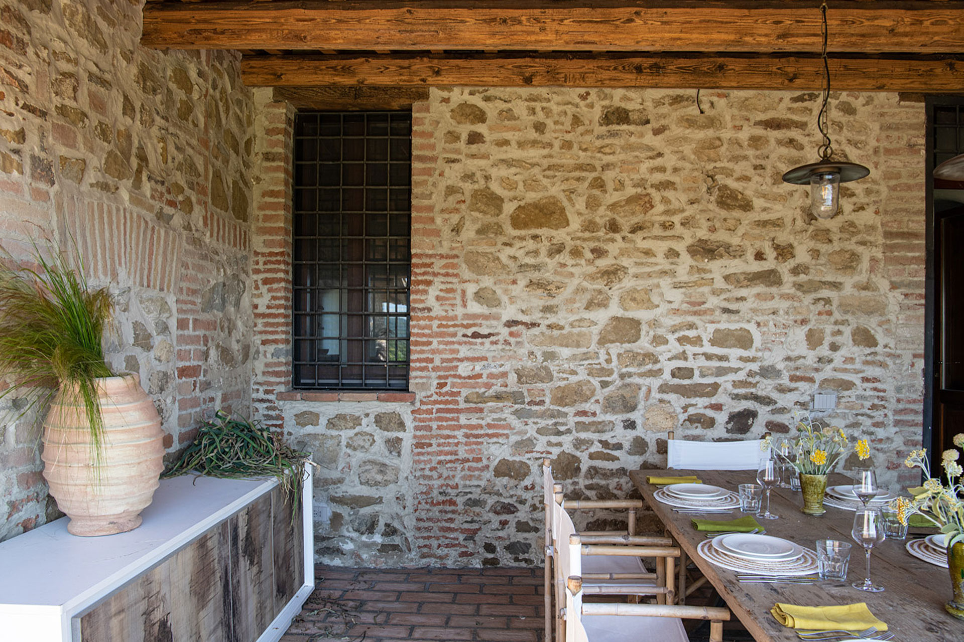 terrasse décoration rustique chic avec poutres maison en pierre en Ombrie