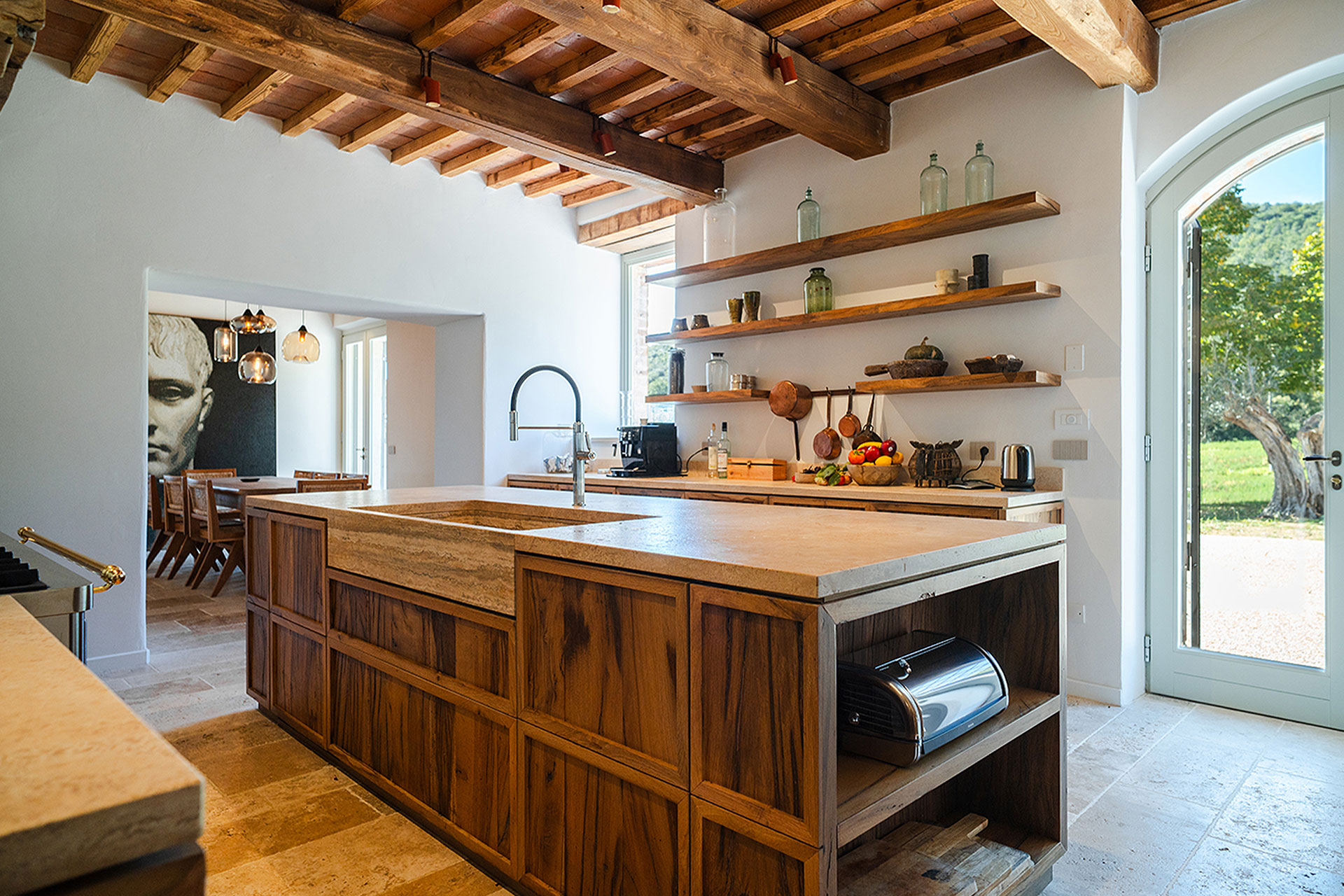 cuisine décoration rustique chic avec poutres maison en pierre en Ombrie