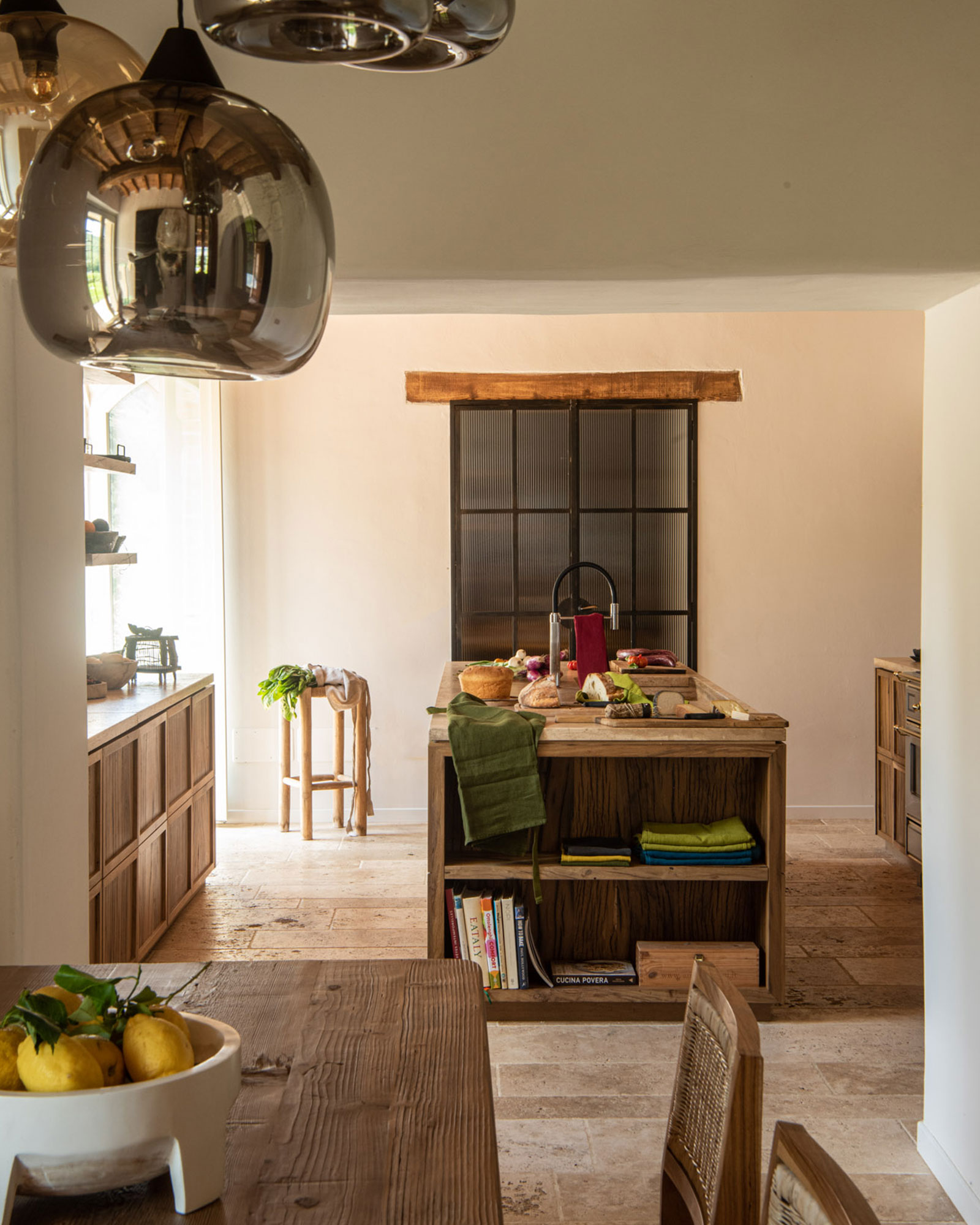 cuisine décoration rustique chic avec poutres maison en pierre en Ombrie