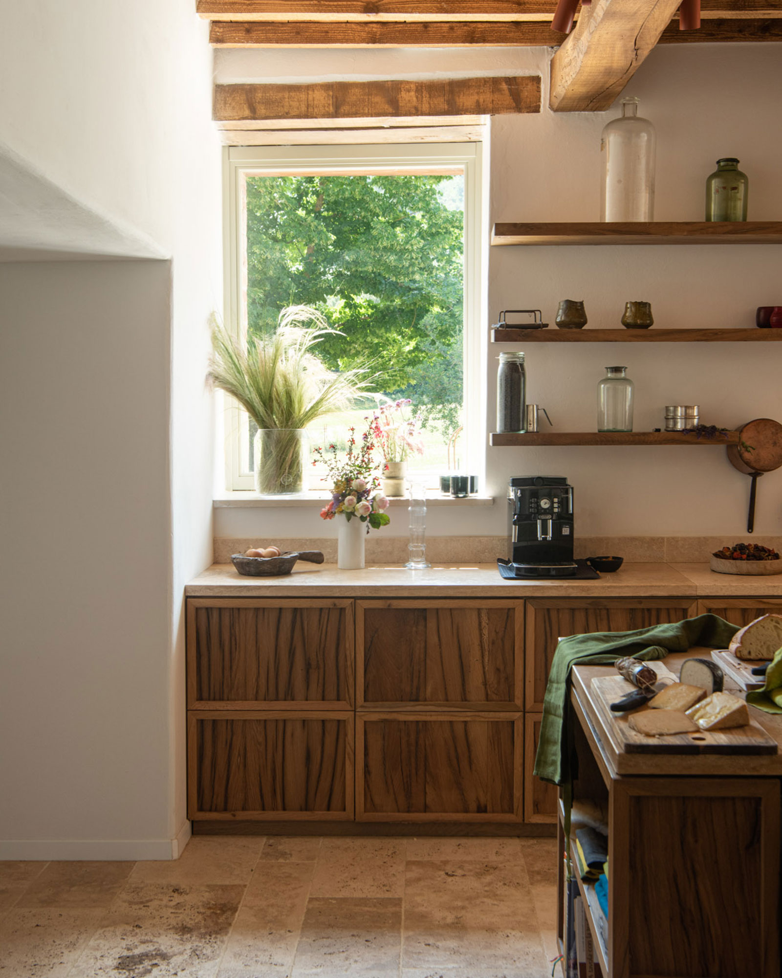 cuisine décoration rustique chic avec poutres maison en pierre en Ombrie