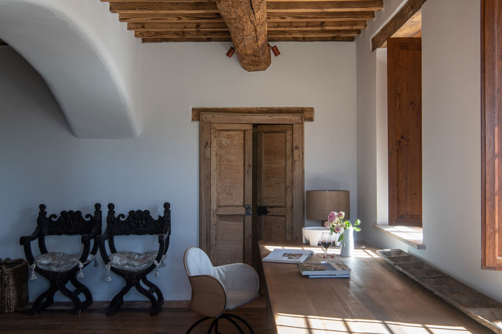 bureau décoration rustique chic avec poutres maison en pierre en Ombrie