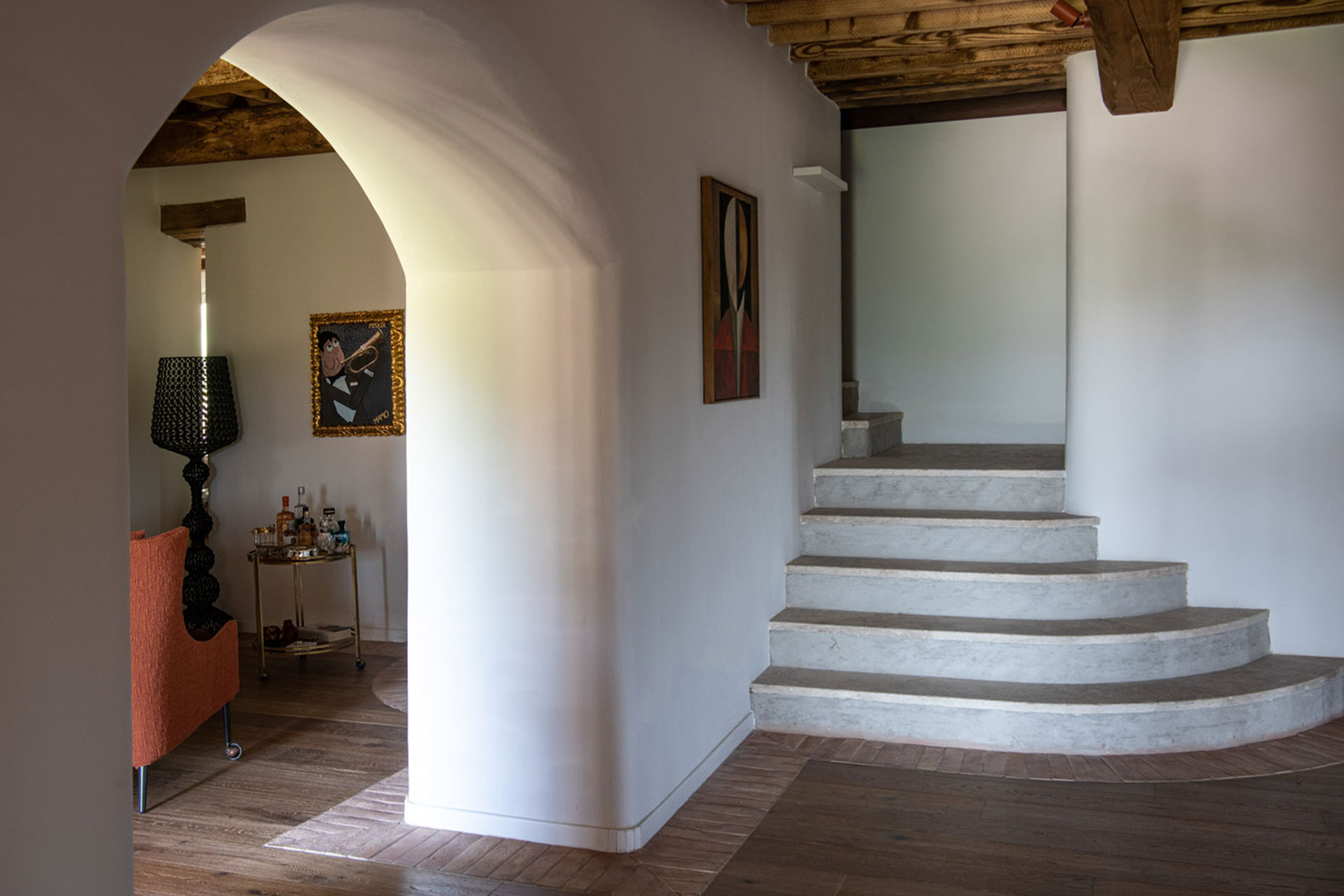 entrée avec escalier en pierre et poutres
