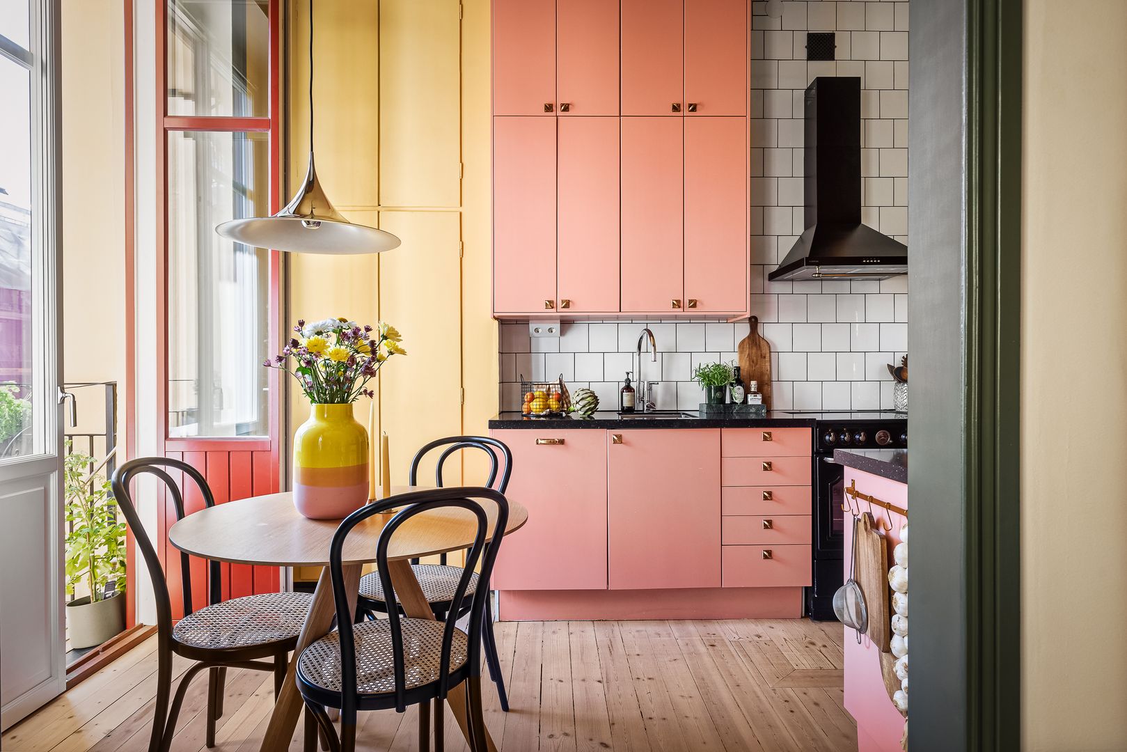 cuisine rose et jaune studio ancien 39m2 décoration scandinave et vintage