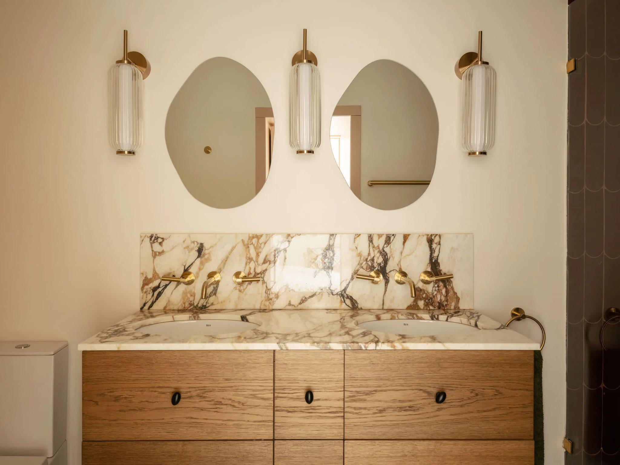 salle de bain décoration contemporaine marbre et bois