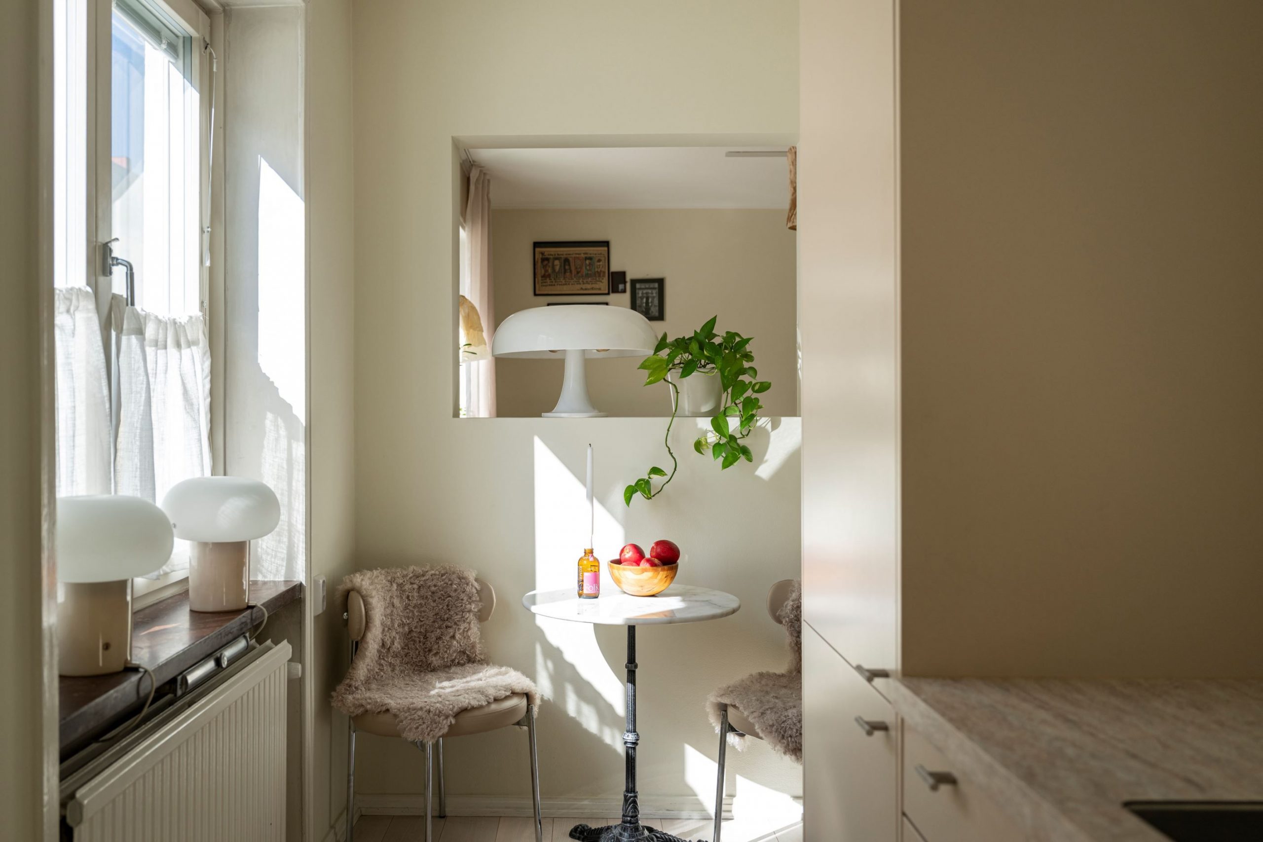 espace repas dans cuisine beige contemporaine espace repas dans cuisine beige contemporaine