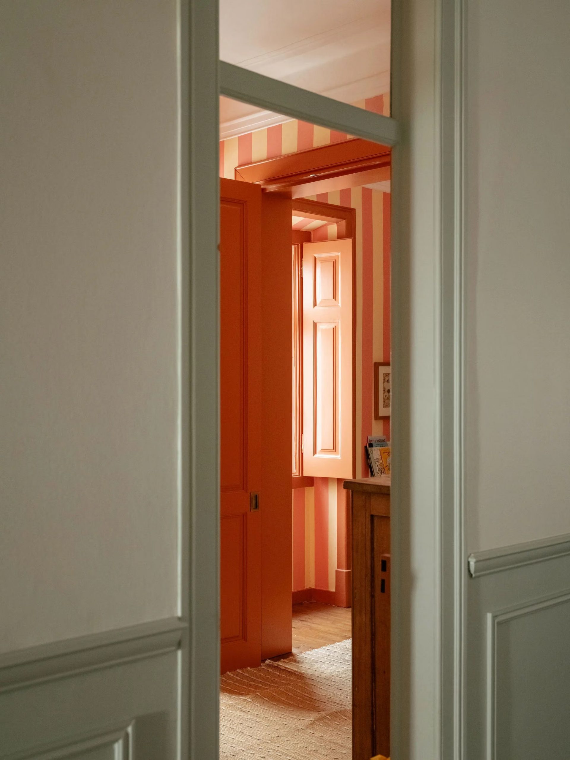 couloir avec boiseries vertes anciennes