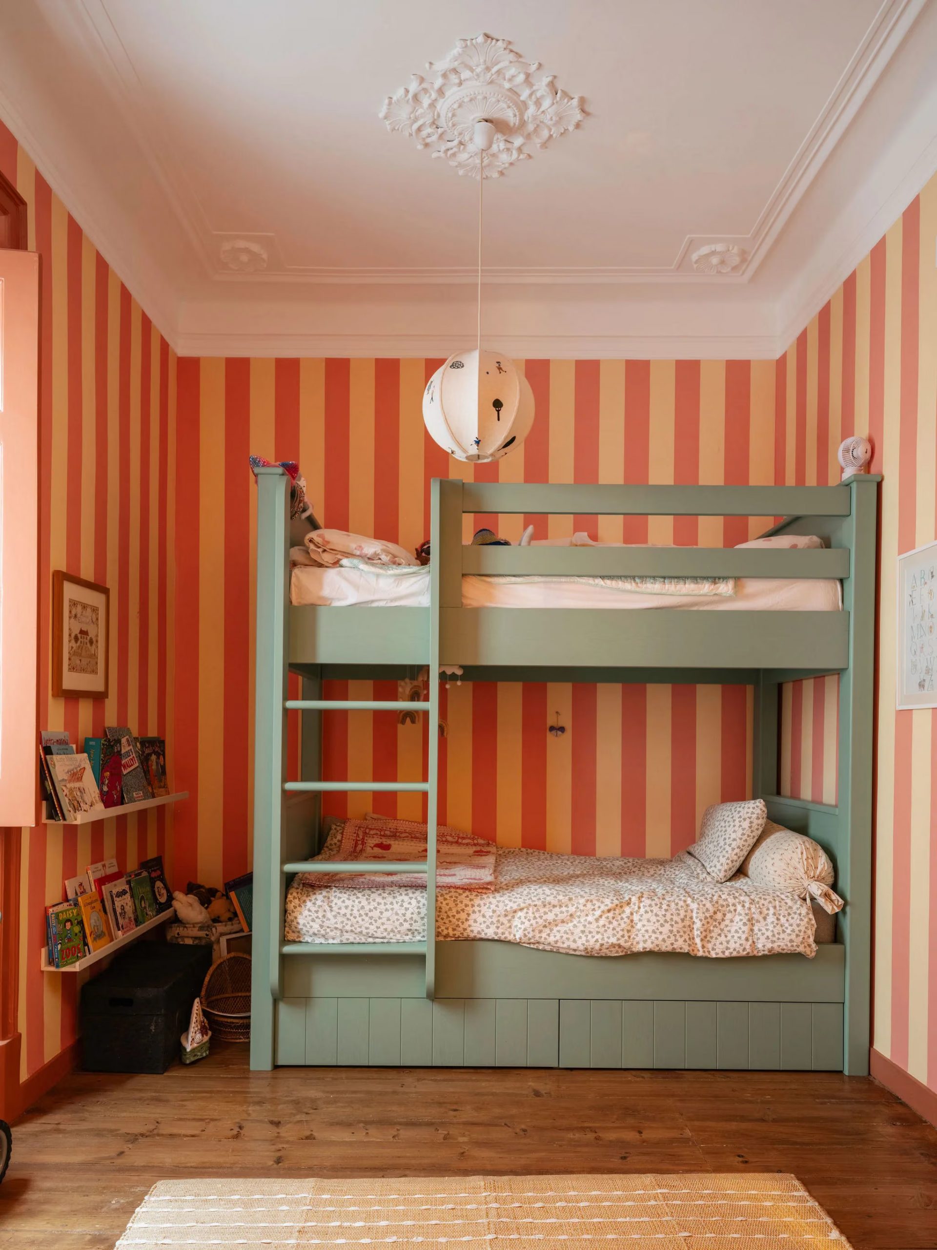 chambre d'enfant lits superposés papier-peint à rayures terracotta avec plafond mouluré décoration contemporaine appartement rénové