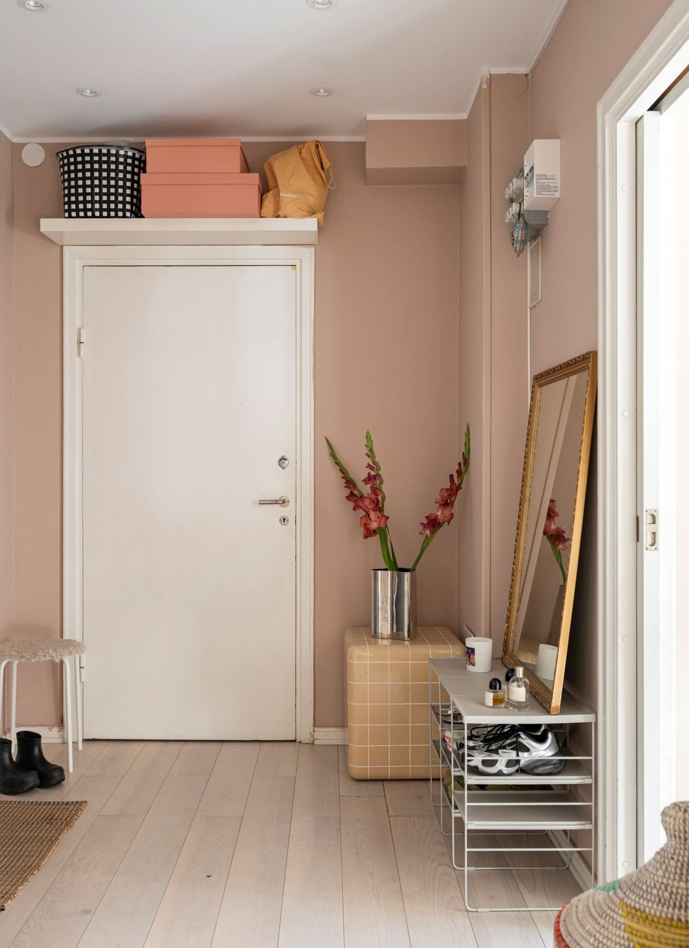 entrée murs rose studio de 33m2 ancien décoration scandinave entrée murs rose studio de 33m2 ancien décoration scandinave