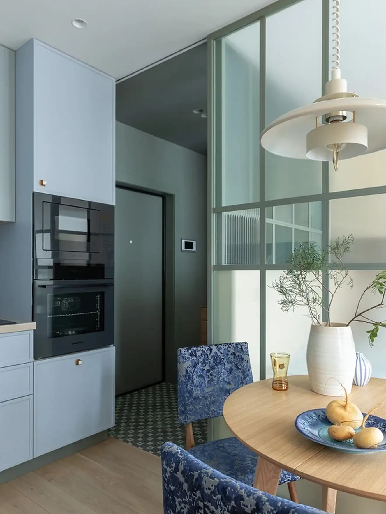 cuisine bleue et salle à manger avec verrière studio de 32m2 décoration contemporaine cuisine bleue et salle à manger avec verrière studio de 32m2 décoration contemporaine