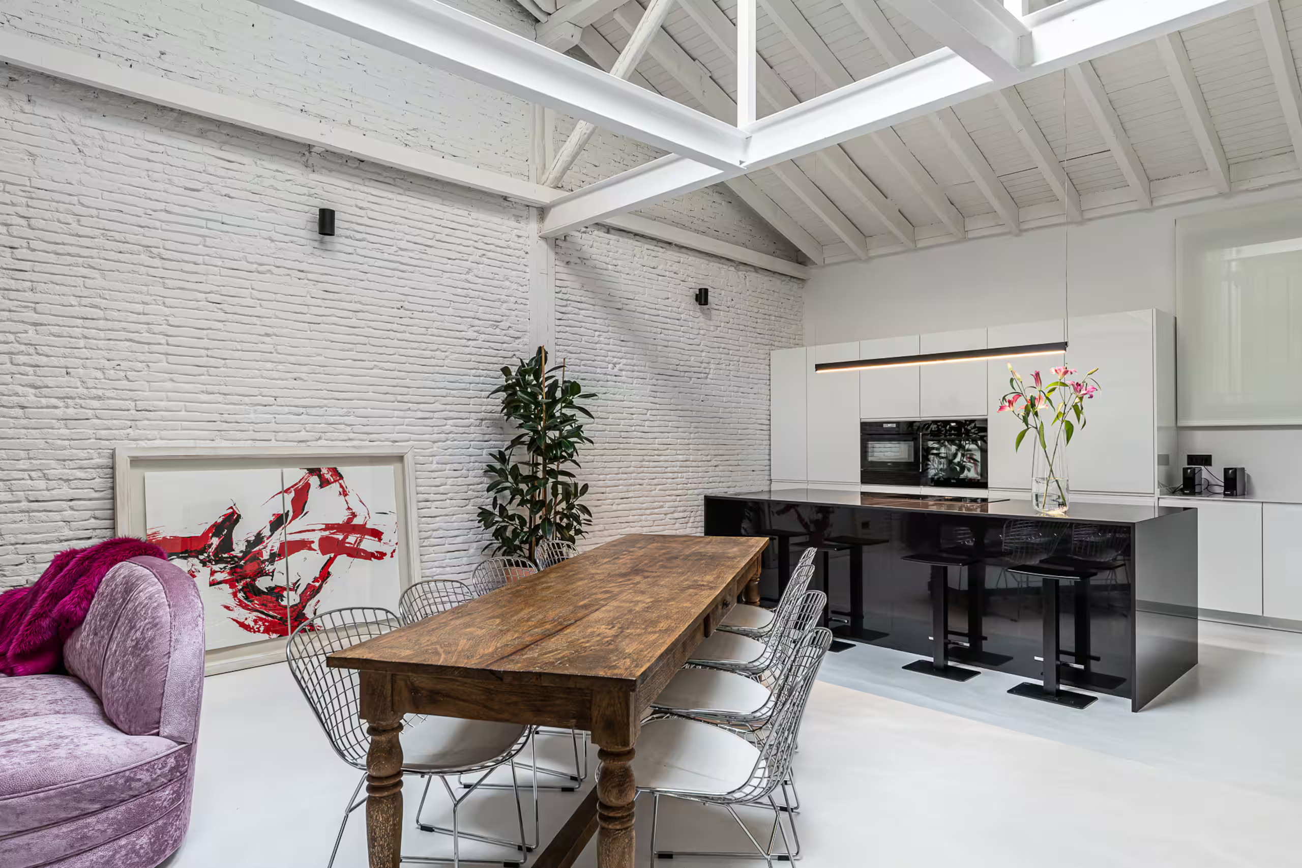 salon et cuisine ouverte murs briques blanches poutres métalliques appartement industriel de 175m2 de style loft décoration contemporaine