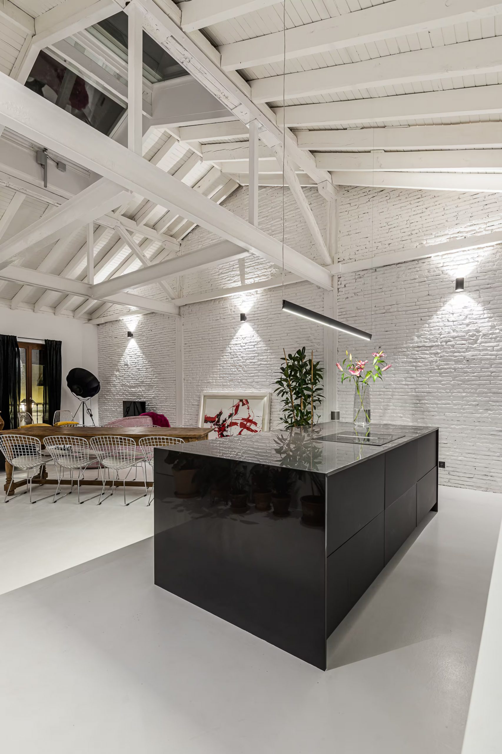 salle à manger et cuisine ouverte murs briques blanches poutres métalliques appartement industriel de 175m2 de style loft décoration contemporaine