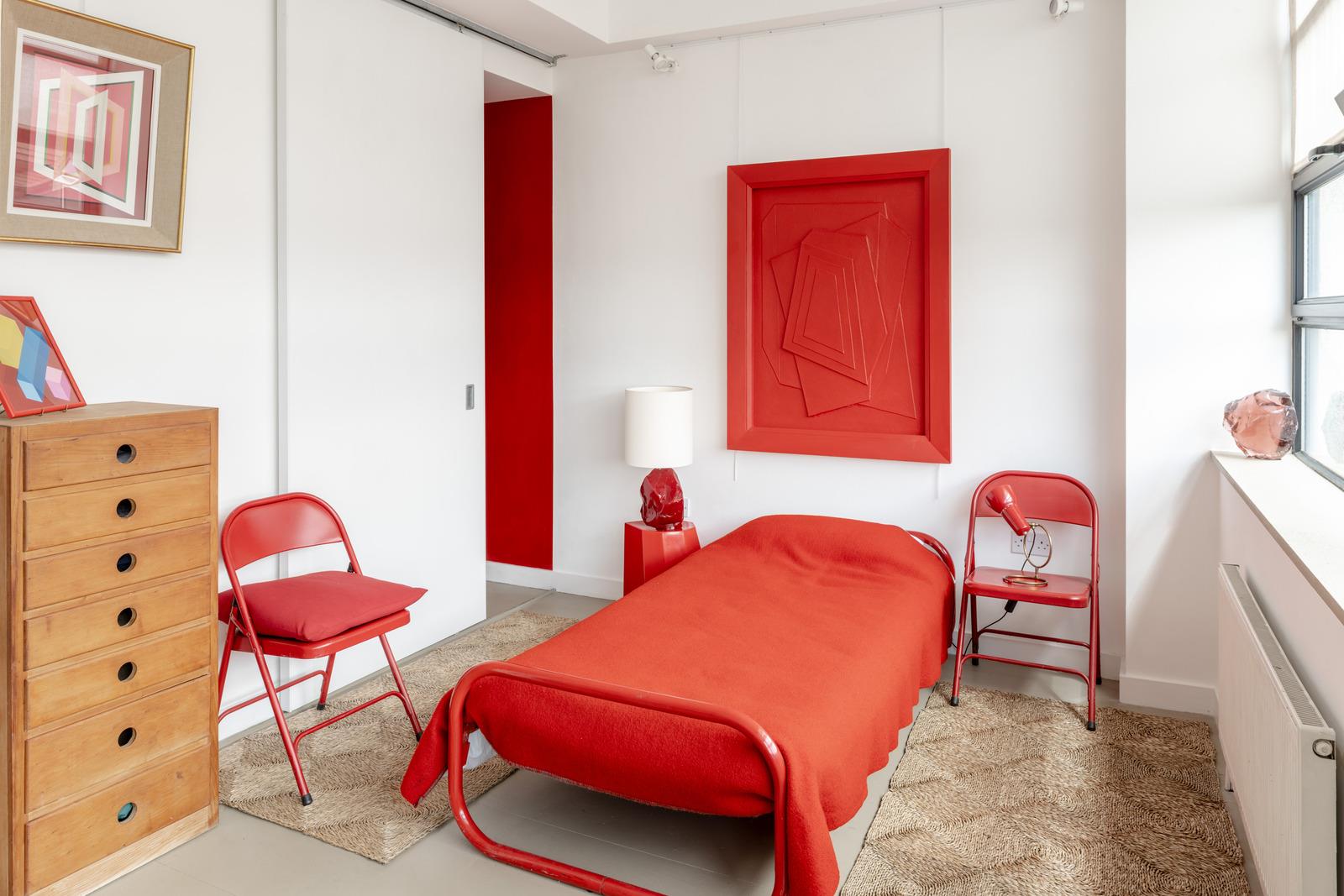 chambre rouge et blanche appartement au design original Londres dans ancienne usine