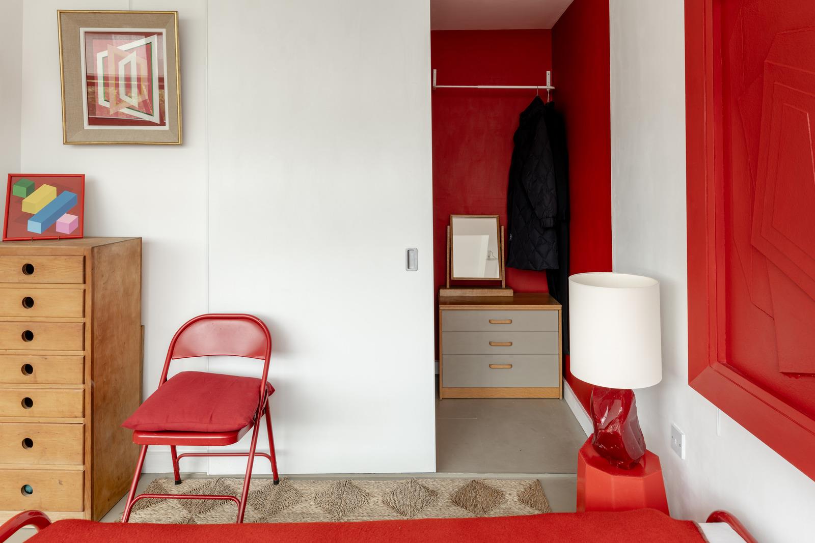 chambre rouge et blanche appartement au design original Londres dans ancienne usine