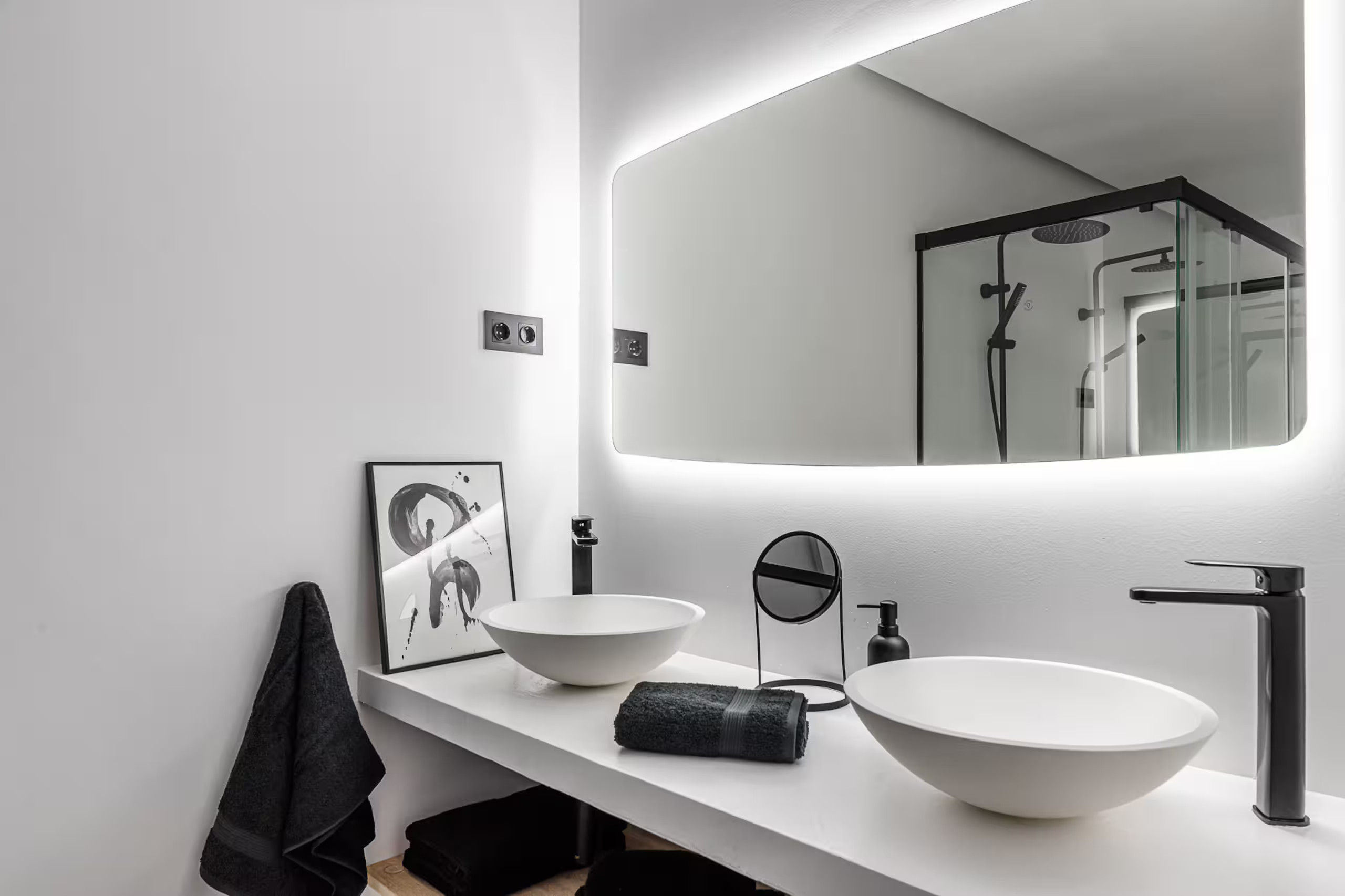 salle de bain blanche et noire décoration contemporaine