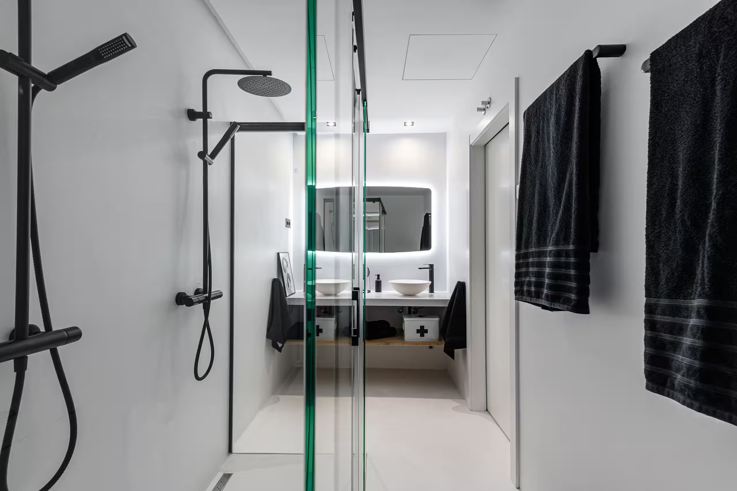 salle de bain noire et blanche décoration contemporaine