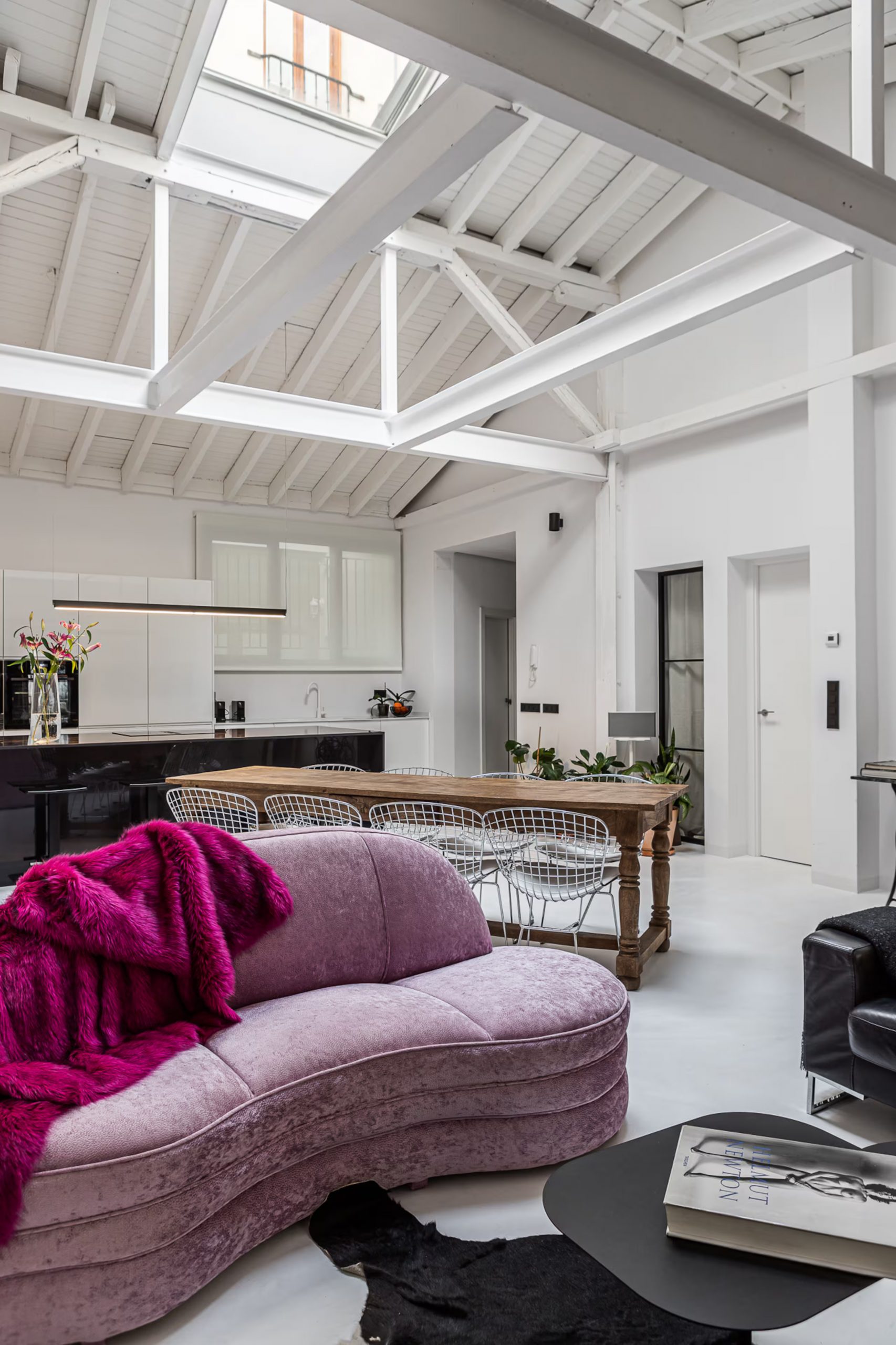salon et cuisine ouverte murs briques blanches poutres métalliques appartement industriel de 175m2 de style loft décoration contemporaine